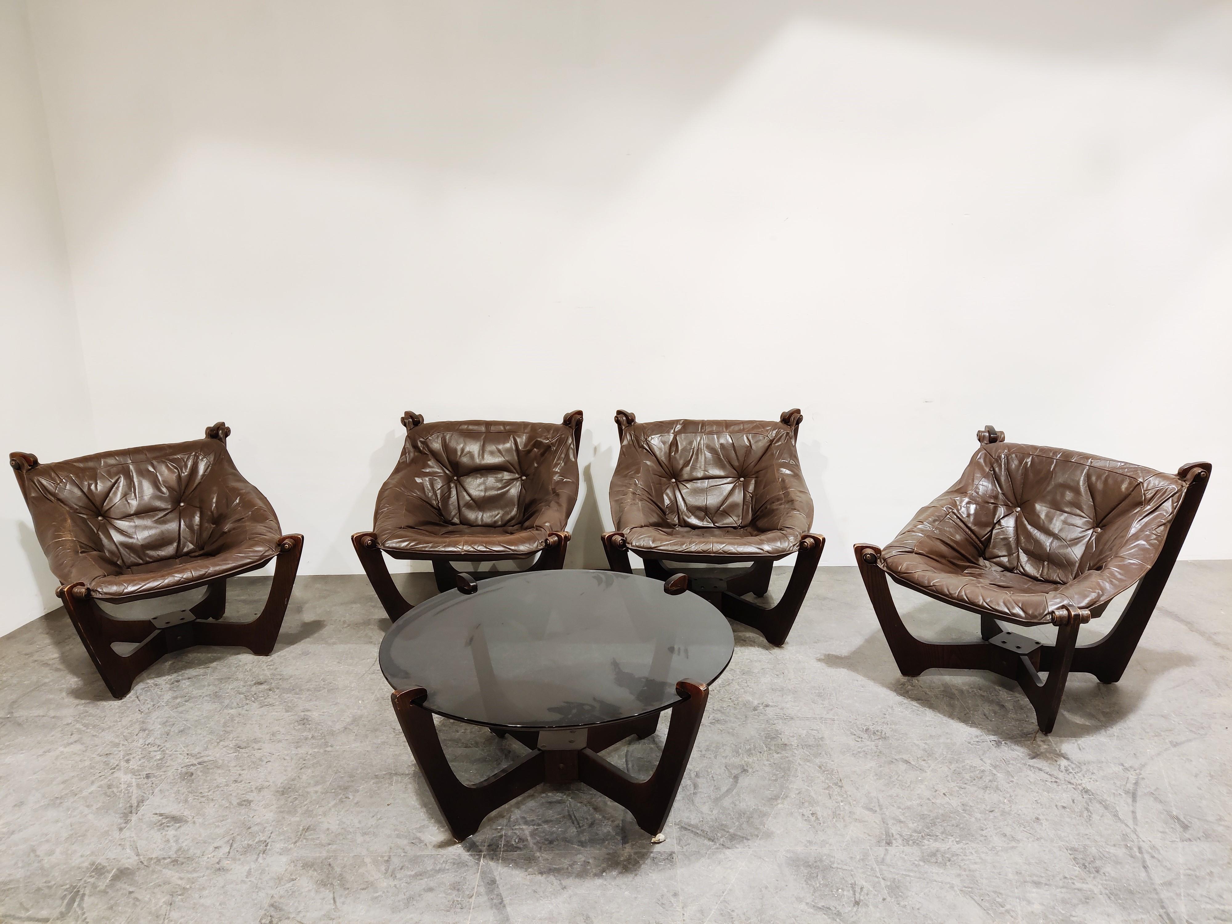 Wunderschönes Wohnzimmer-Set aus der Mitte des Jahrhunderts:: bestehend aus 4 'Luna'-Sesseln und einem passenden Couchtisch von Odd Knutsen. 

Die Stühle haben ein einzigartiges Holzgestell mit Sling-Ledersitzen. 
Der Couchtisch hat eine Platte aus