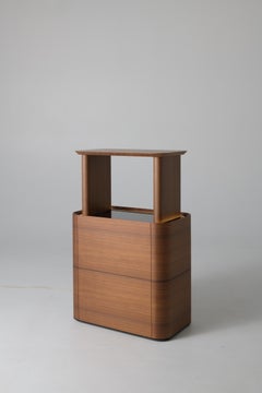 Il mobile bar Luna Lux Vino in noce impiallacciato di PANOPTIKUM COLLECTIONS