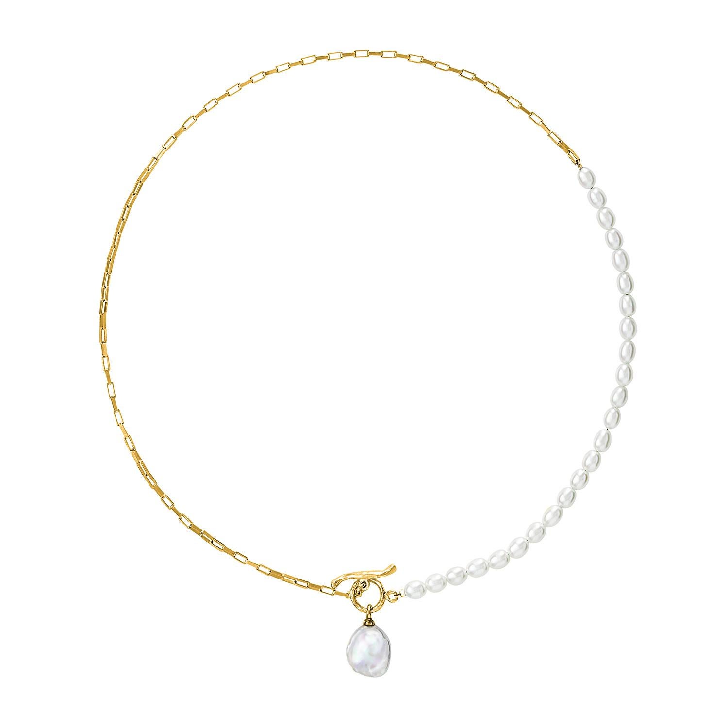 A playful modern take on a classic D&H design, this eclectic Luna Pearl necklace combines 6mm round white freshwater pearls and yellow gold vermeil rectangular link chain to dramatic effect. Accented with a 12 x 10mm keshi pearl drop, the necklace