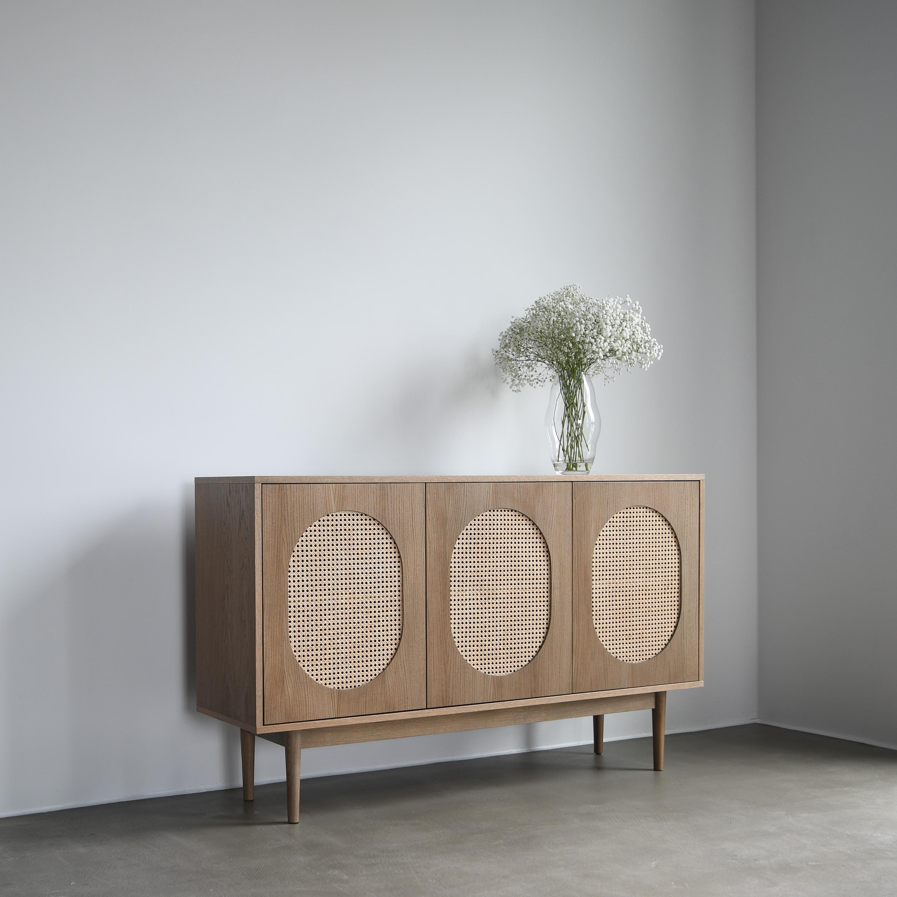 Buffet moyen Luna par Pastform
Dimensions : D 40 x L 170 x H 90 cm.
MATERIAL : Bois teinté et verni.

Disponible en différentes couleurs de bois : Whisky, Rhum, BPA, Nobel, Brandy, Schwarz et Natura. Les prix peuvent varier. Disponible en trois