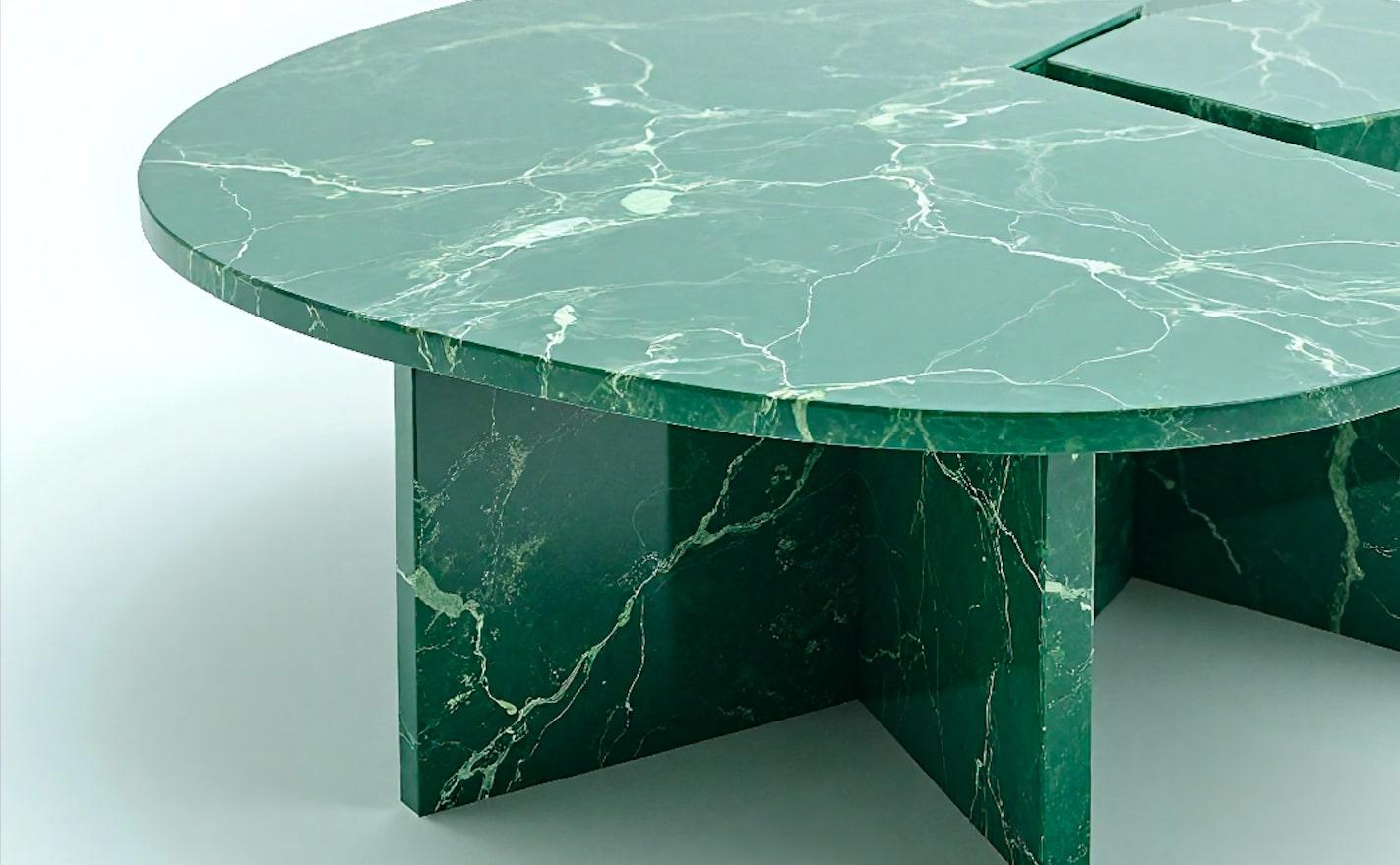 La table basse Luna est une expression audacieuse de l'élégance sculpturale, fabriquée à partir de marbre vert indien veiné. Cette table basse d'inspiration mid-century est définie par sa composition géométrique abstraite, où un plateau