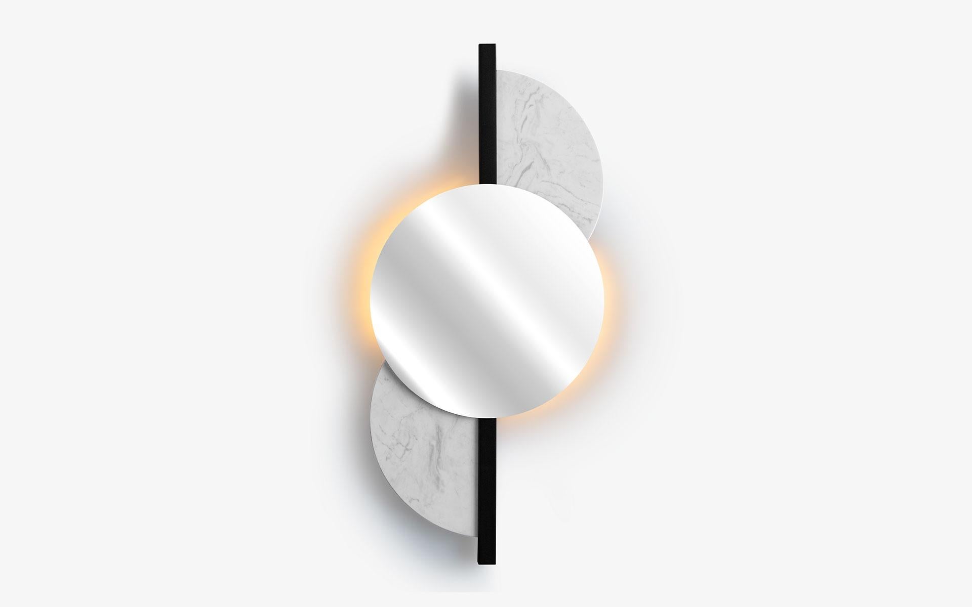 Organico moderno Specchio Luna in metallo nero e marmo bianco di Carrara in vendita