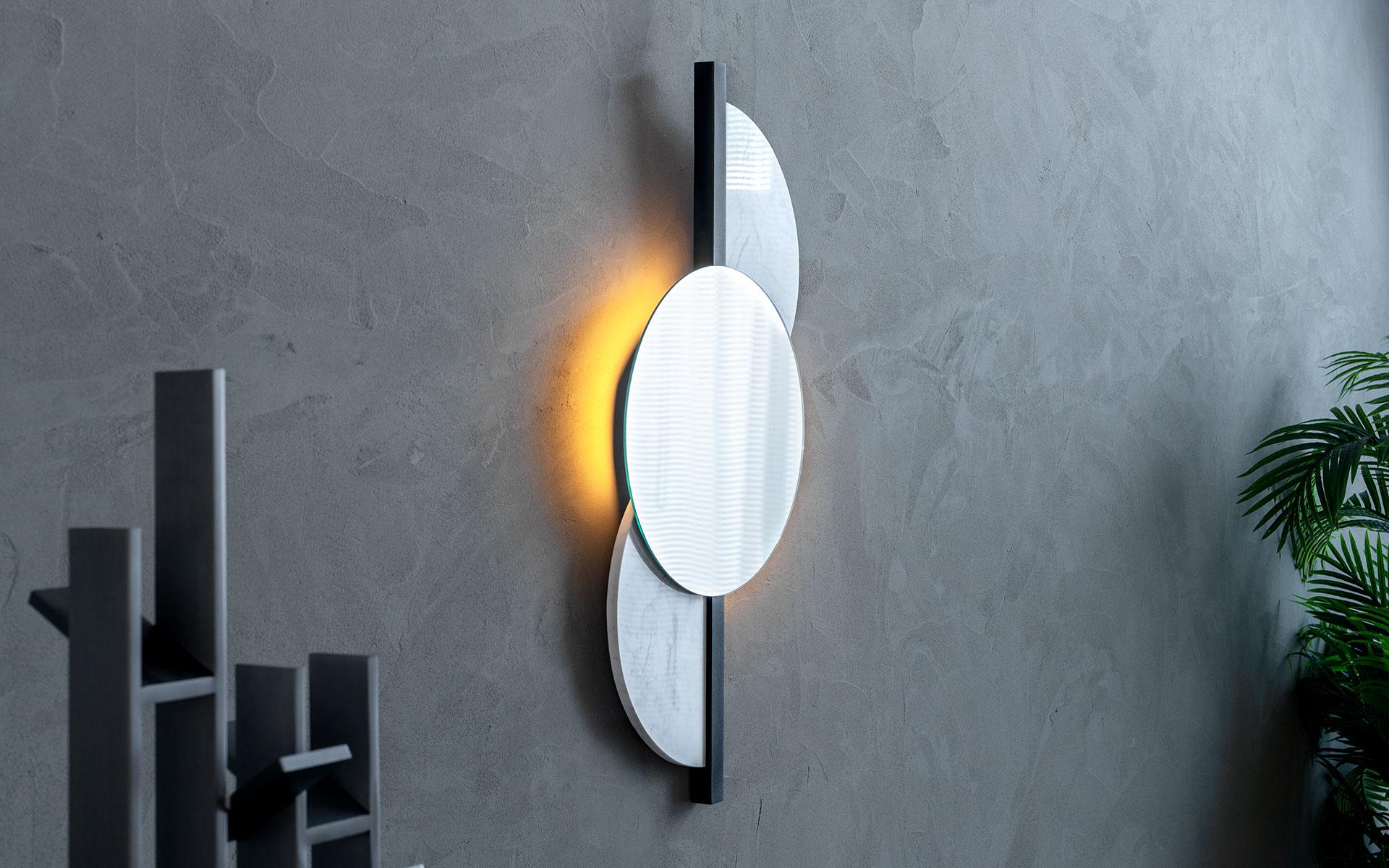 Turco Specchio Luna in metallo nero e marmo bianco di Carrara in vendita