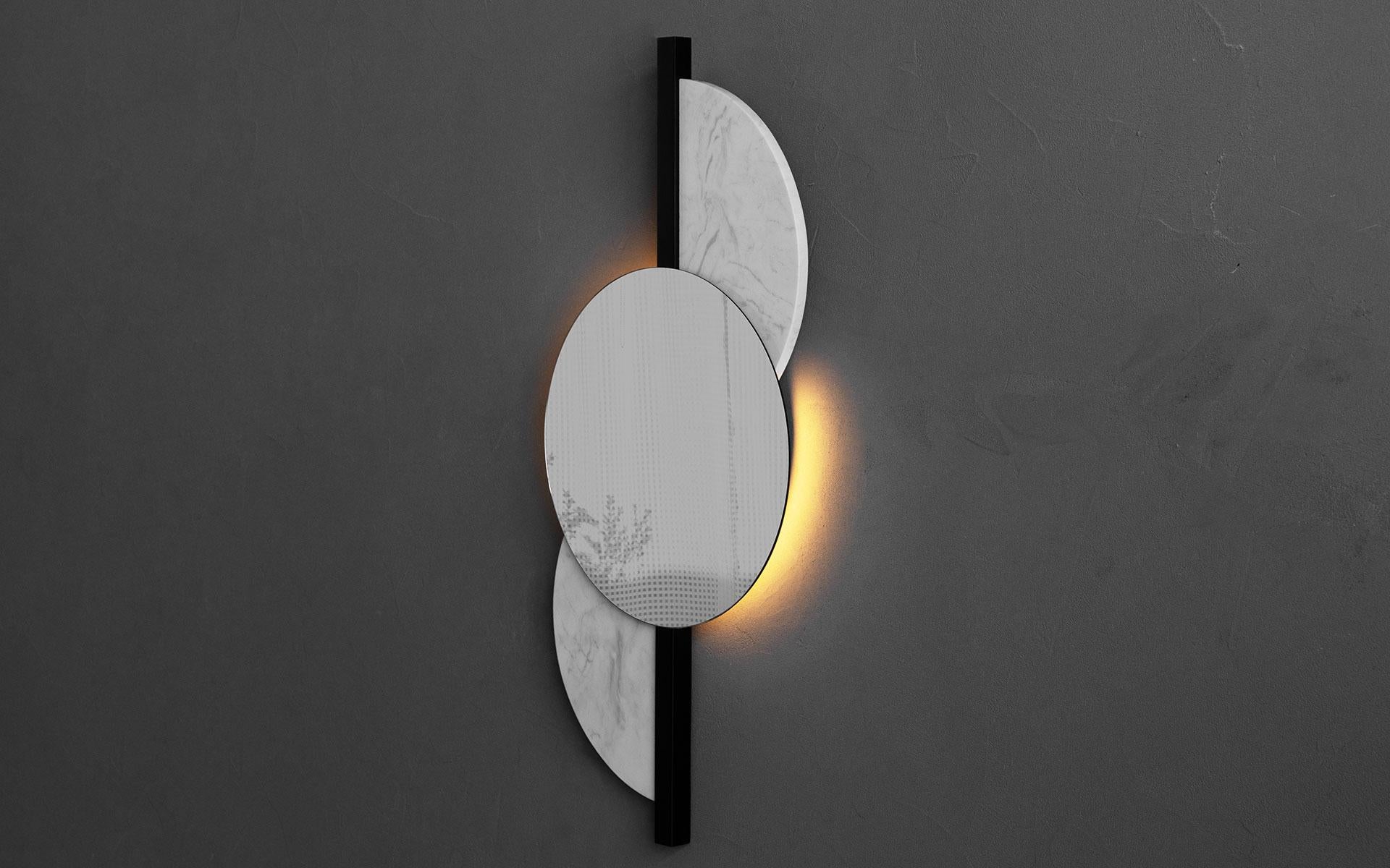 Oggetti in metallo Specchio Luna in metallo nero e marmo bianco di Carrara in vendita