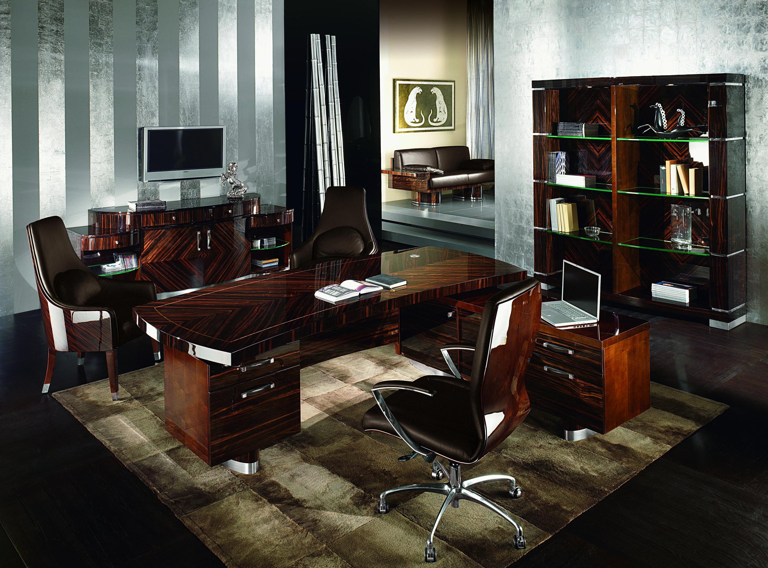 Occasional oval chair in Ebony in high gloss polyester covered
in first grade leather. Chrome steel feet.

Size: cm 73Wx 69D x 108H
Size: 28”½W x 27”D x 42”½H

Brown Leather 