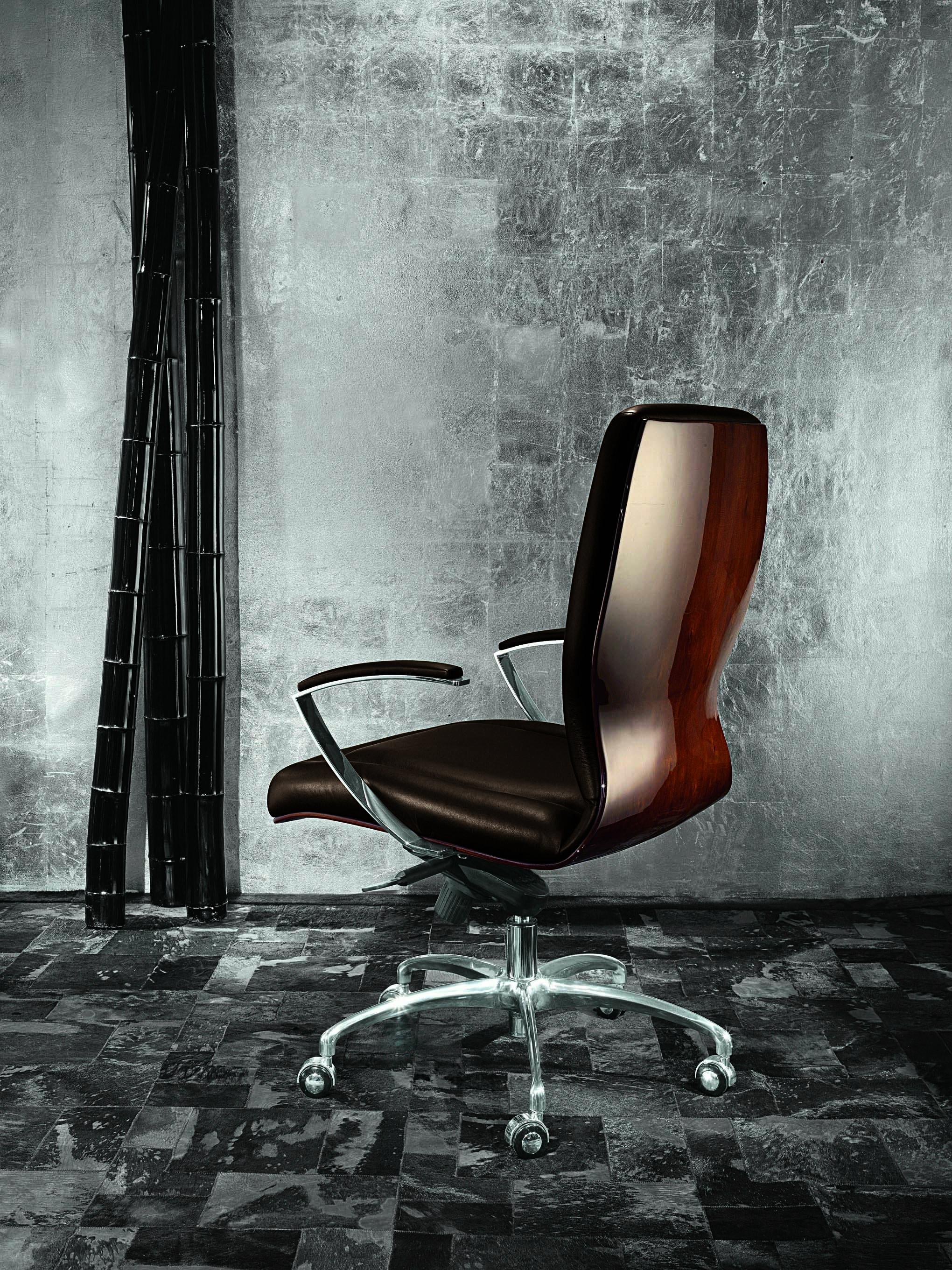 Silla de escritorio presidencial sobre ruedas con asiento y respaldo regulables en altura, 
todo en cuero marrón de primera calidad. 
Respaldo de sicomoro británico caramelo en poliéster de alto brillo.

Tamaño: cm 78An x 63P x 113Al
Tamaño: 30''½An