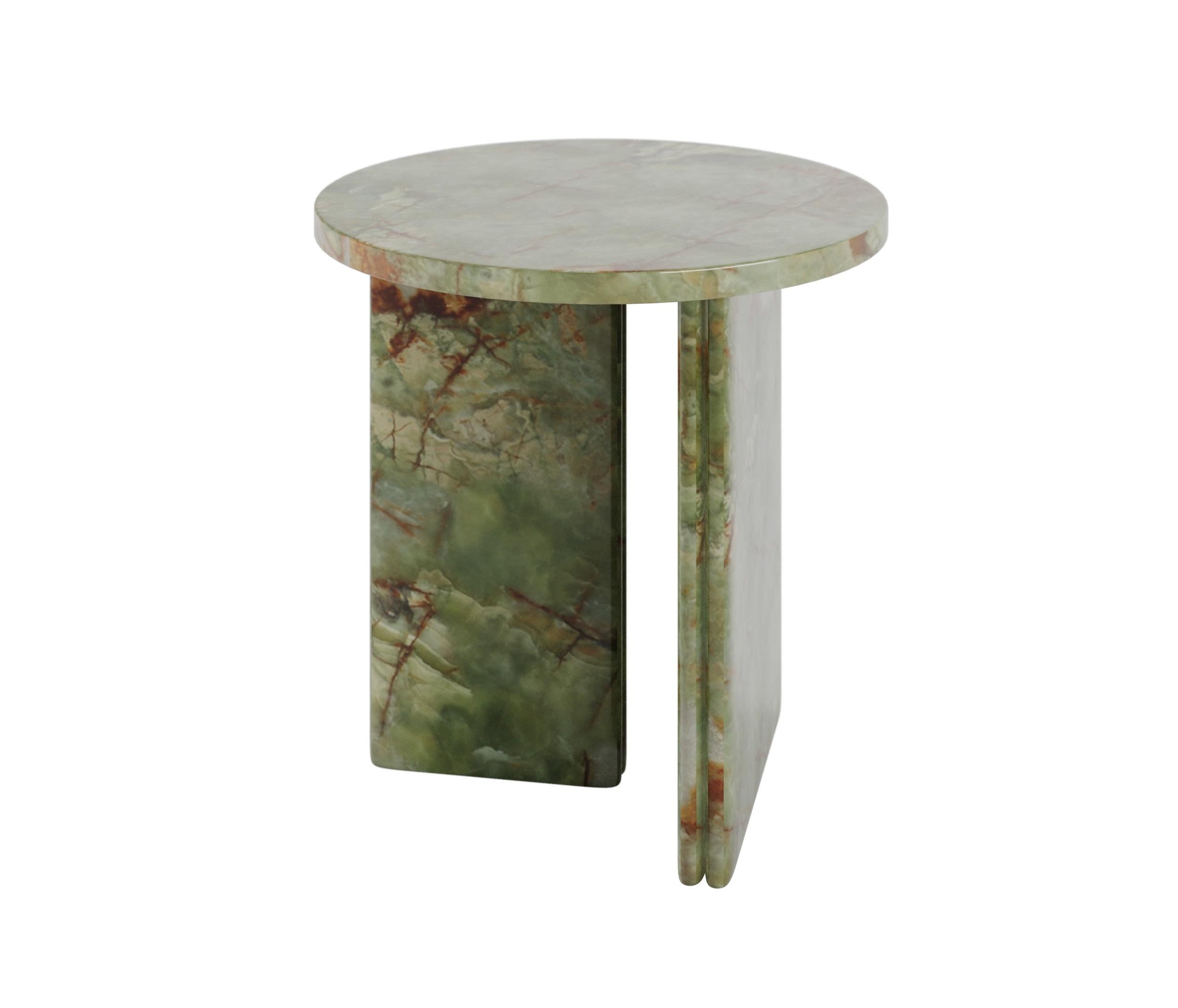 Der Tisch Luna hat eine runde Tischplatte, die Eleganz ausstrahlt, und schlanke, gekreuzte Beine für einen modernen Touch. Es ist minimalistisch gestaltet. Dieses elegante und zeitlose Design bringt Individualität und Zartheit in Ihre Innenräume und
