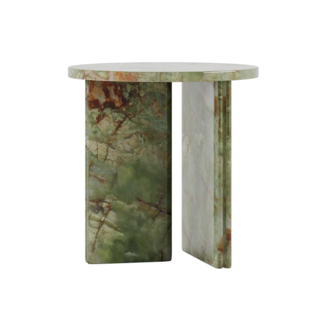 Der Tisch Luna ist ein fesselndes Möbelstück, das mühelos moderne Ästhetik mit zeitloser Eleganz verbindet. Zu seinen charakteristischen Merkmalen gehören eine runde Tischplatte, die ein Gefühl von anmutiger Raffinesse ausstrahlt, und schlanke,