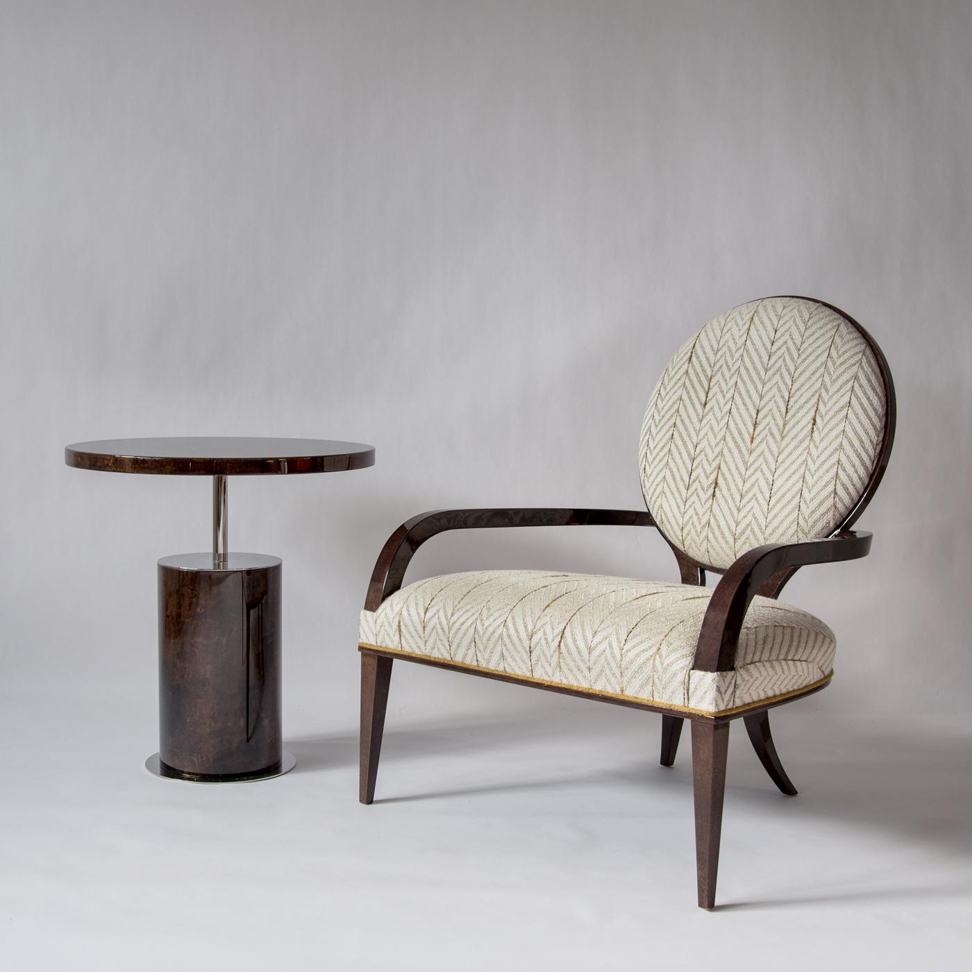 A la fois tendance et intemporel, ce fauteuil de la collection Moon évoque la magie de la pleine lune (Luna piena en italien). Tapissé d'un tissu sophistiqué de couleur lilas, les cercles parfaits du dossier et de l'assise large offrent le fond