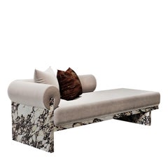 Poltrona Luna Purple in marmo calacatta e seta mohair di Sheree Stuart Design