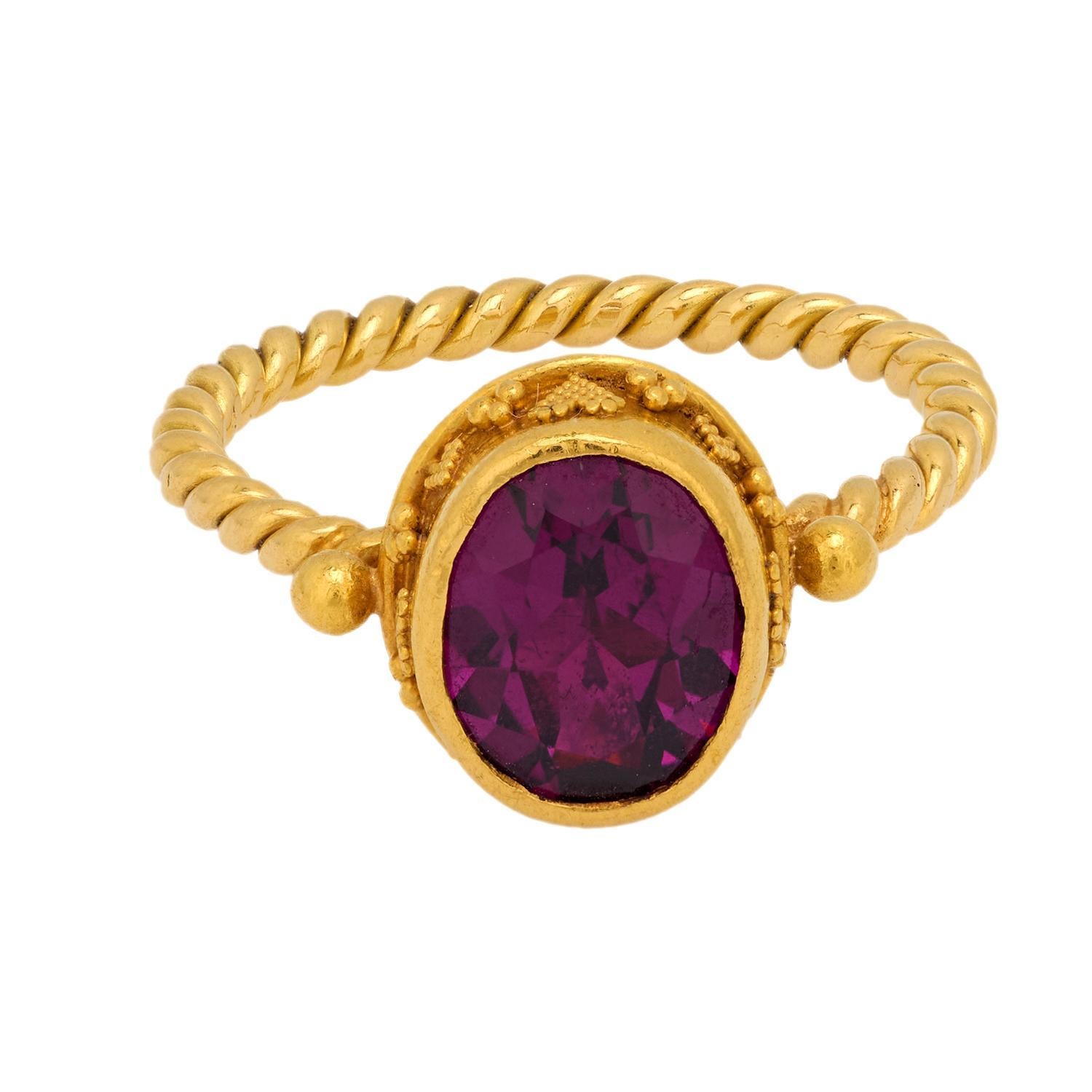 Moderne Bague à chaton en or jaune 22k avec tourmaline mauve Luna en vente