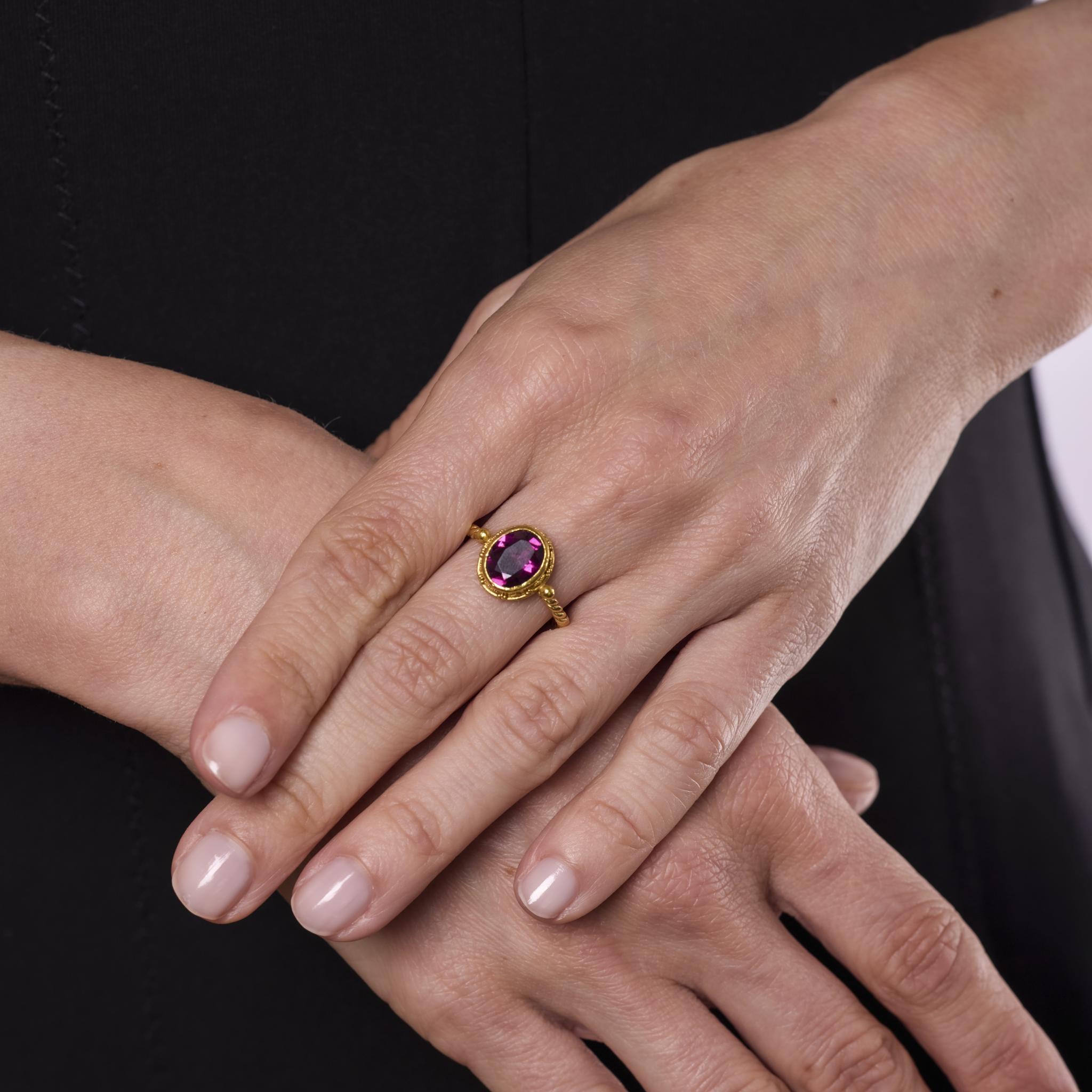 Taille ovale Bague à chaton en or jaune 22k avec tourmaline mauve Luna en vente