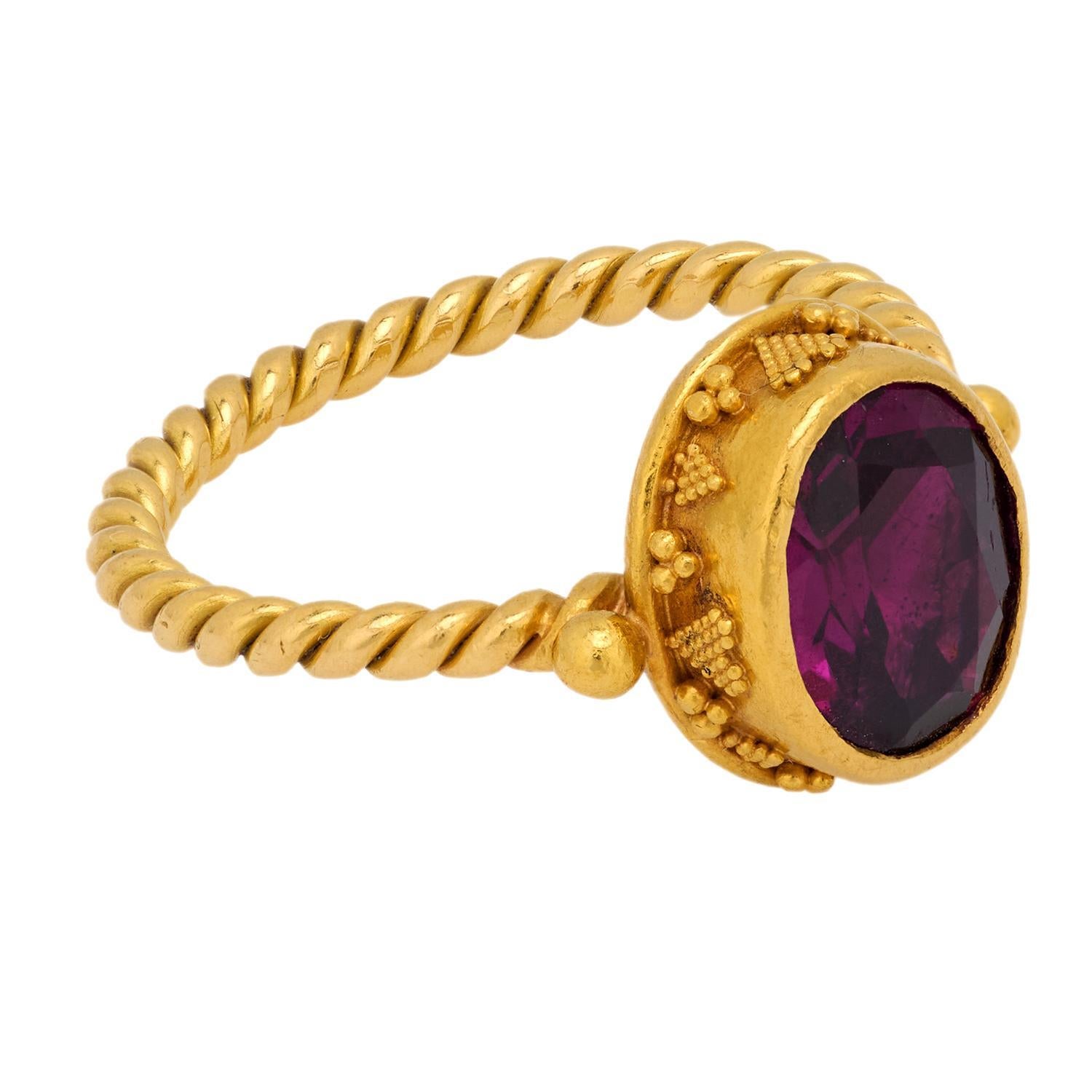 Bague à chaton en or jaune 22k avec tourmaline mauve Luna Bon état - En vente à Beverly Hills, CA