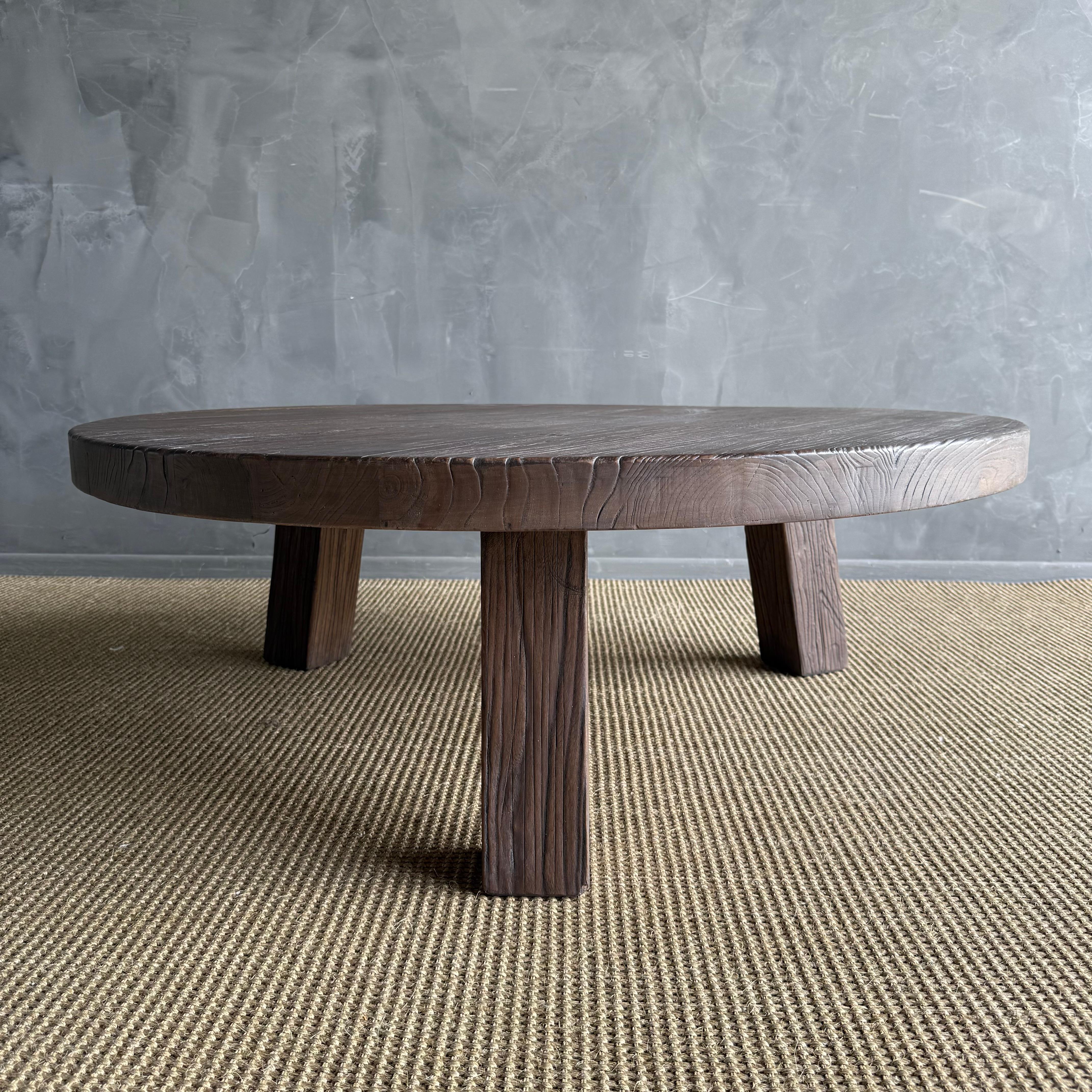 Table basse ronde Luna

Notre version d'un design épuré à l'essence wabi-sabi.  Fabriqué en bois d'orme massif, l'épais plateau arrondi en orme repose sur un pied de style pommeau vintage.  Veuillez noter que cet article est fabriqué à la main et
