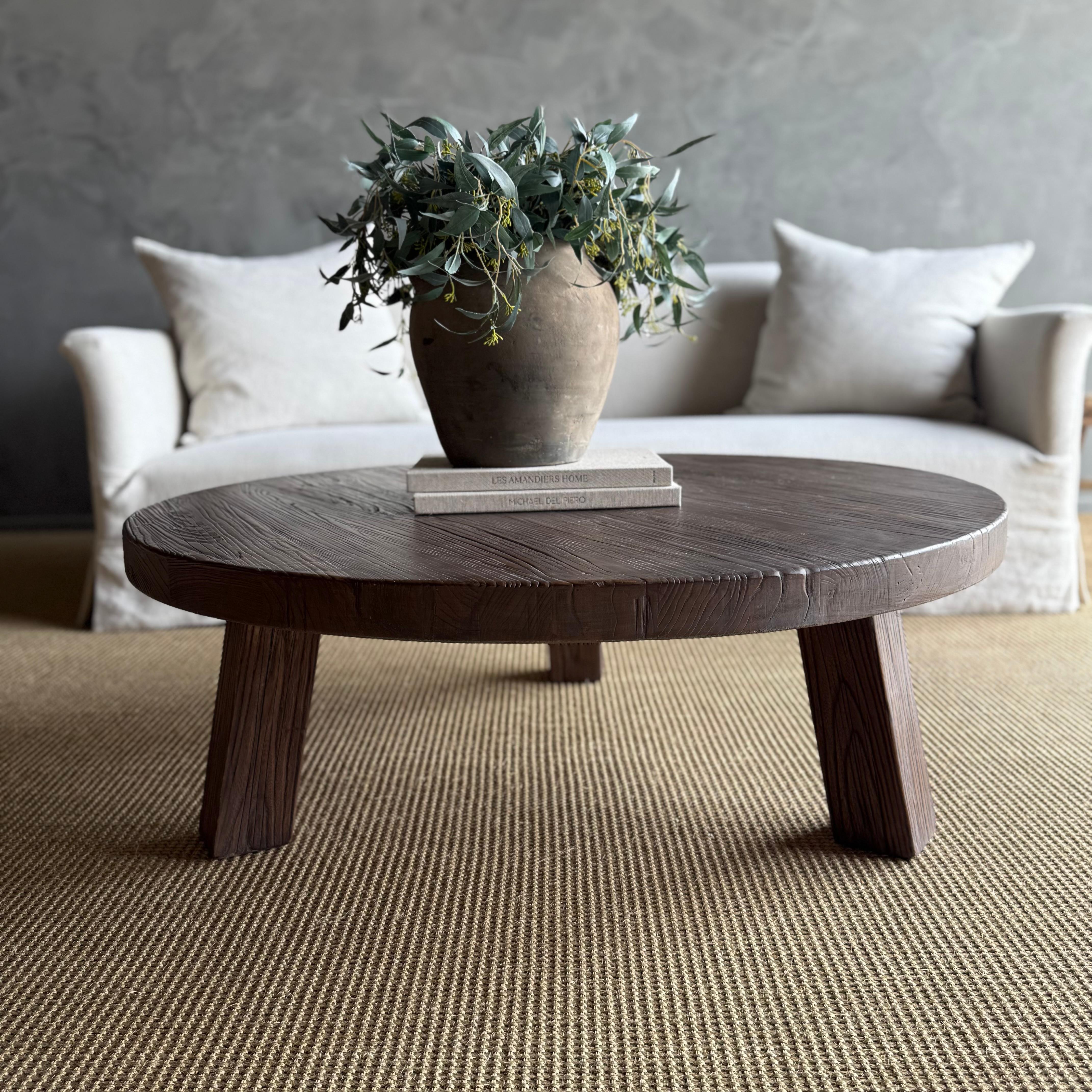 Table basse en bois d'orme récupéré Luna, finition noyer Neuf - En vente à Old Town Orange, CA