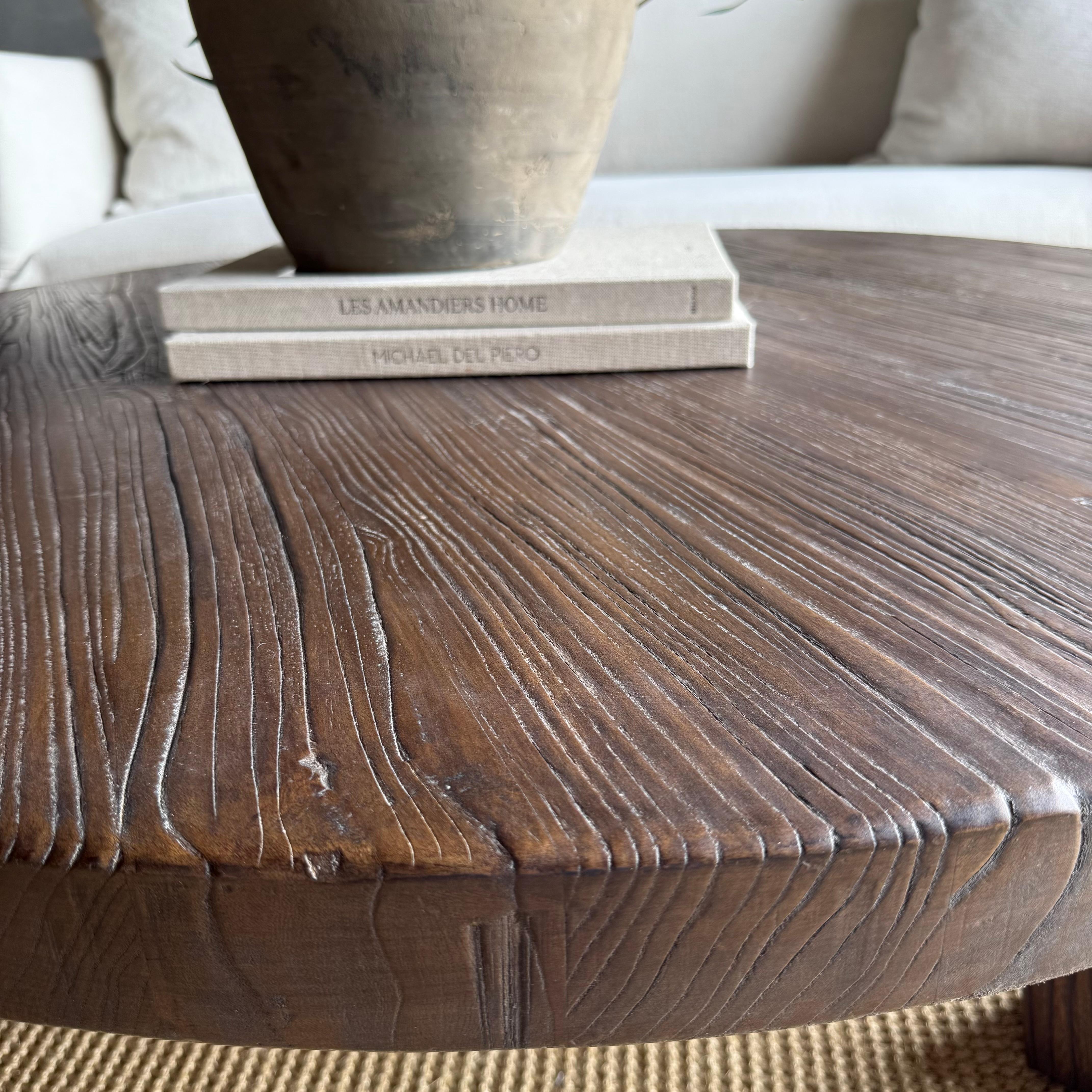 Table basse en bois d'orme récupéré Luna, finition noyer en vente 1