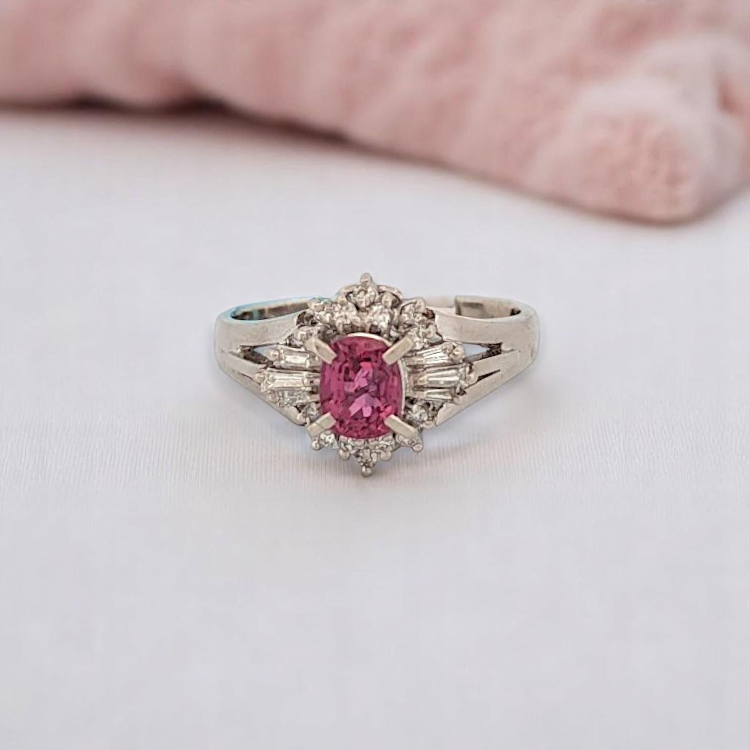L'anello Luna è un pezzo grazioso e senza tempo, caratterizzato da un vibrante rubino ovale naturale da 0,78 carati incastonato in un elegante platino lucido e impreziosito da 0,28 carati di diamanti naturali. Questo elegante anello combina la
