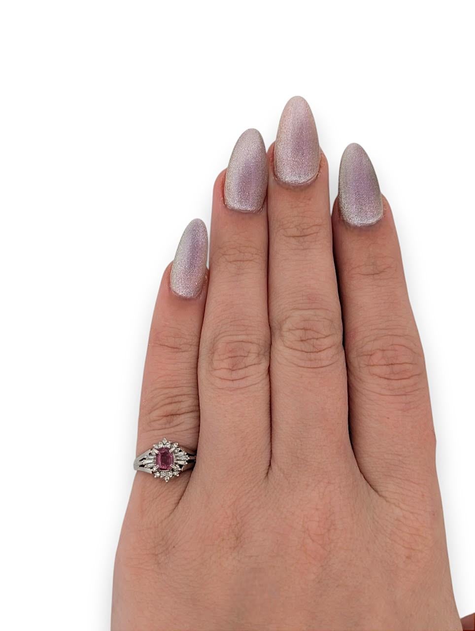 Moderno Anello Luna Ruby Diamond, platino con rubino ovale Nature da 0,78 ct e diamante da 0,28 ct. in vendita