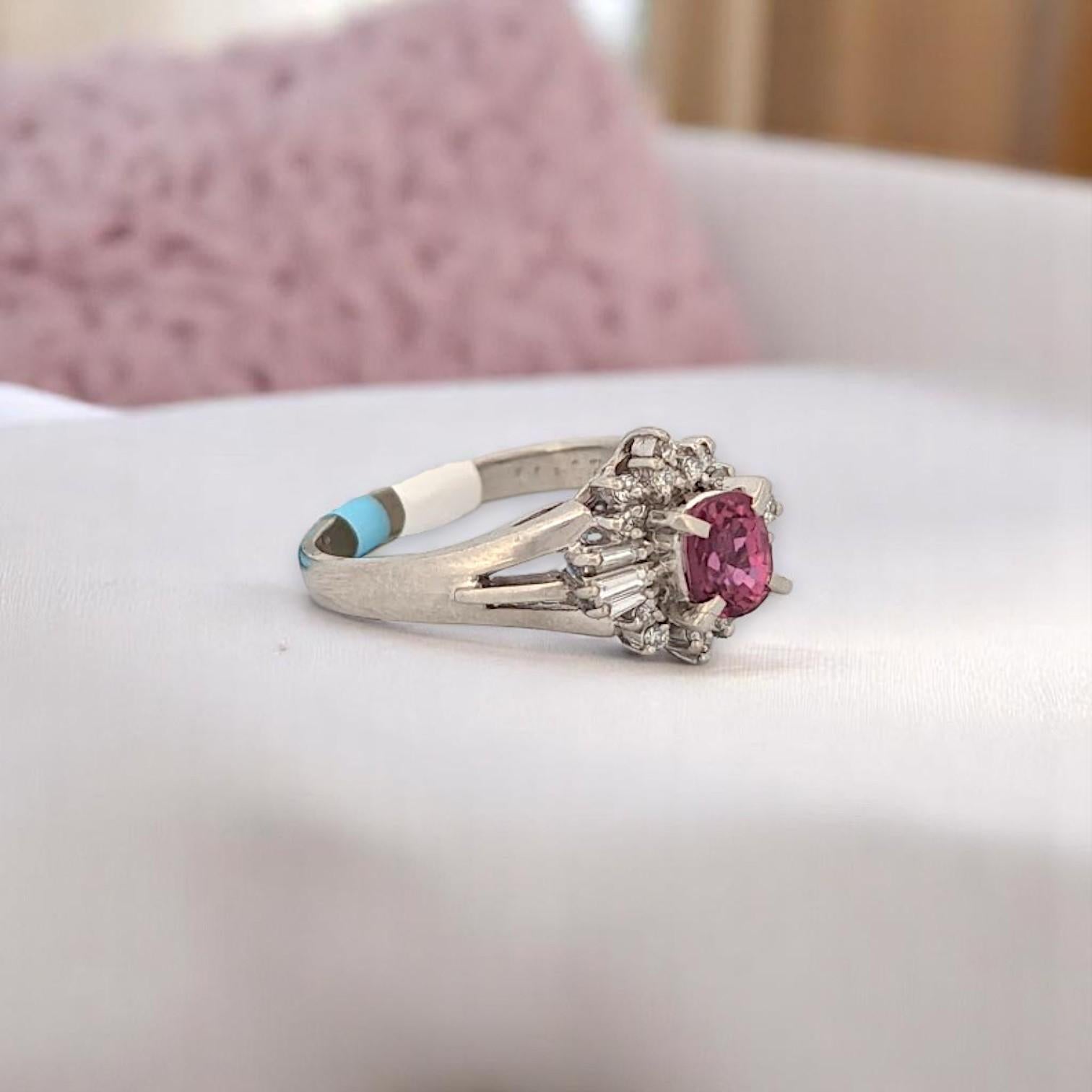 Taglio ovale Anello Luna Ruby Diamond, platino con rubino ovale Nature da 0,78 ct e diamante da 0,28 ct. in vendita