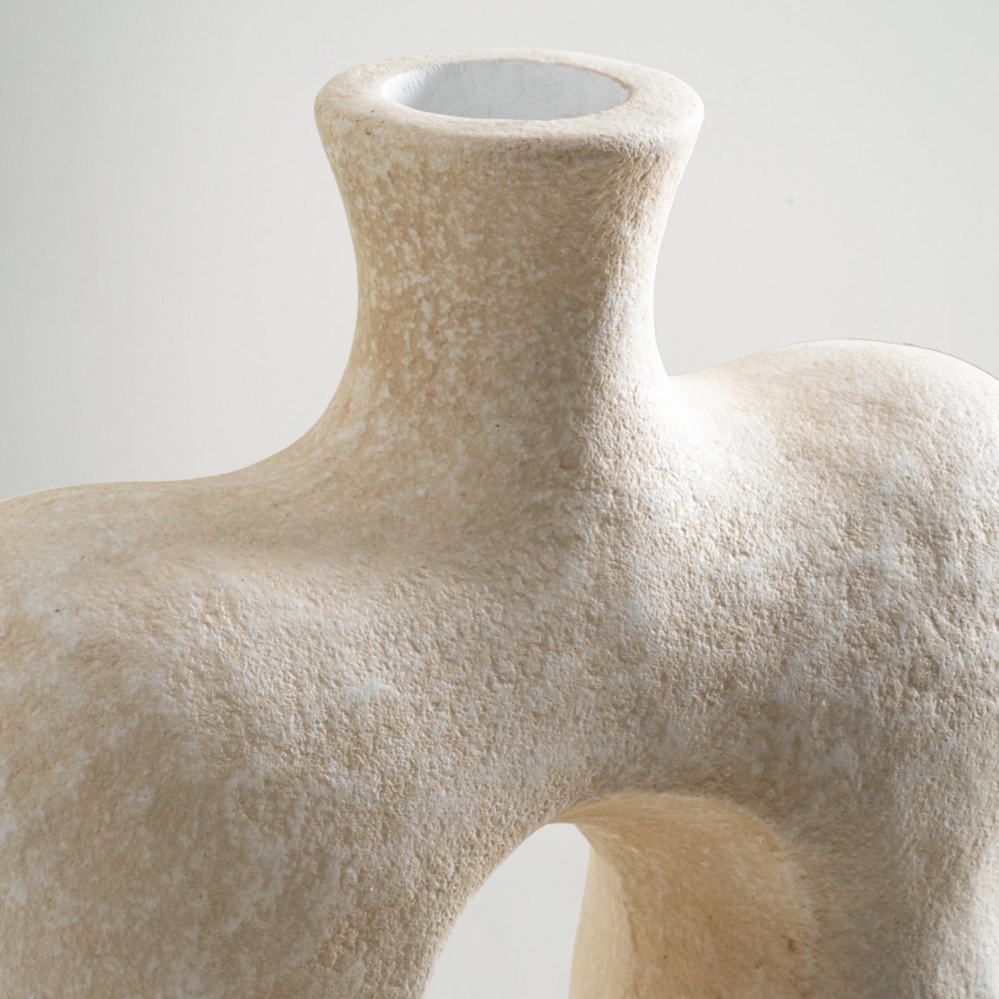 Indonesiano Vaso scultura Luna, forma organica fatta a mano con texture crema e bianco sporco in vendita