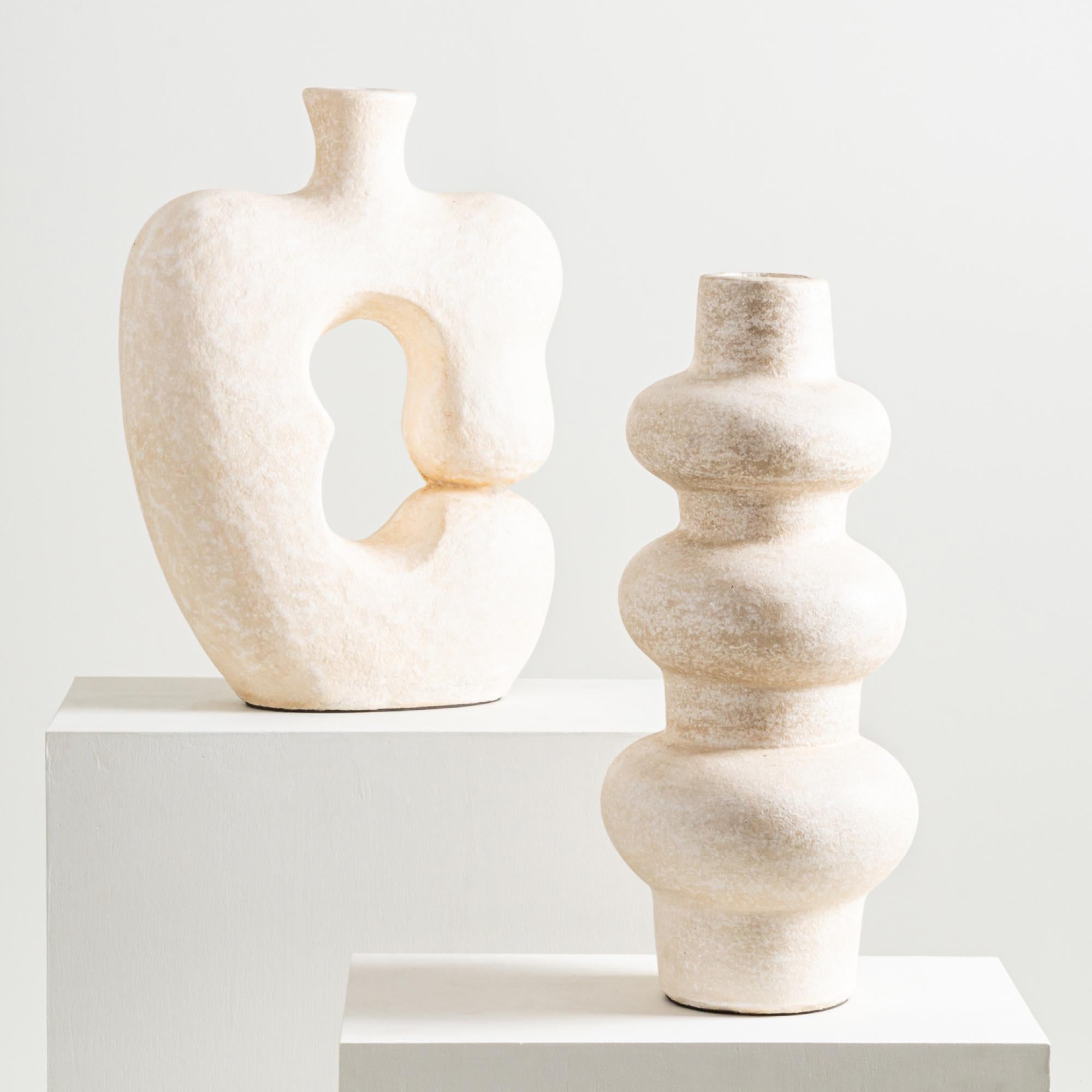 Vaso scultura Luna, forma organica fatta a mano con texture crema e bianco sporco In condizioni Nuovo in vendita a New York, US