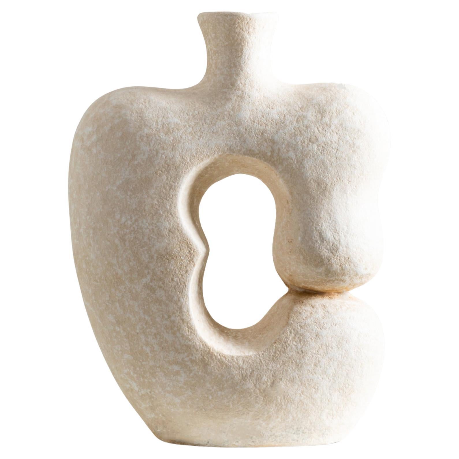 Vaso scultura Luna, forma organica fatta a mano con texture crema e bianco sporco
