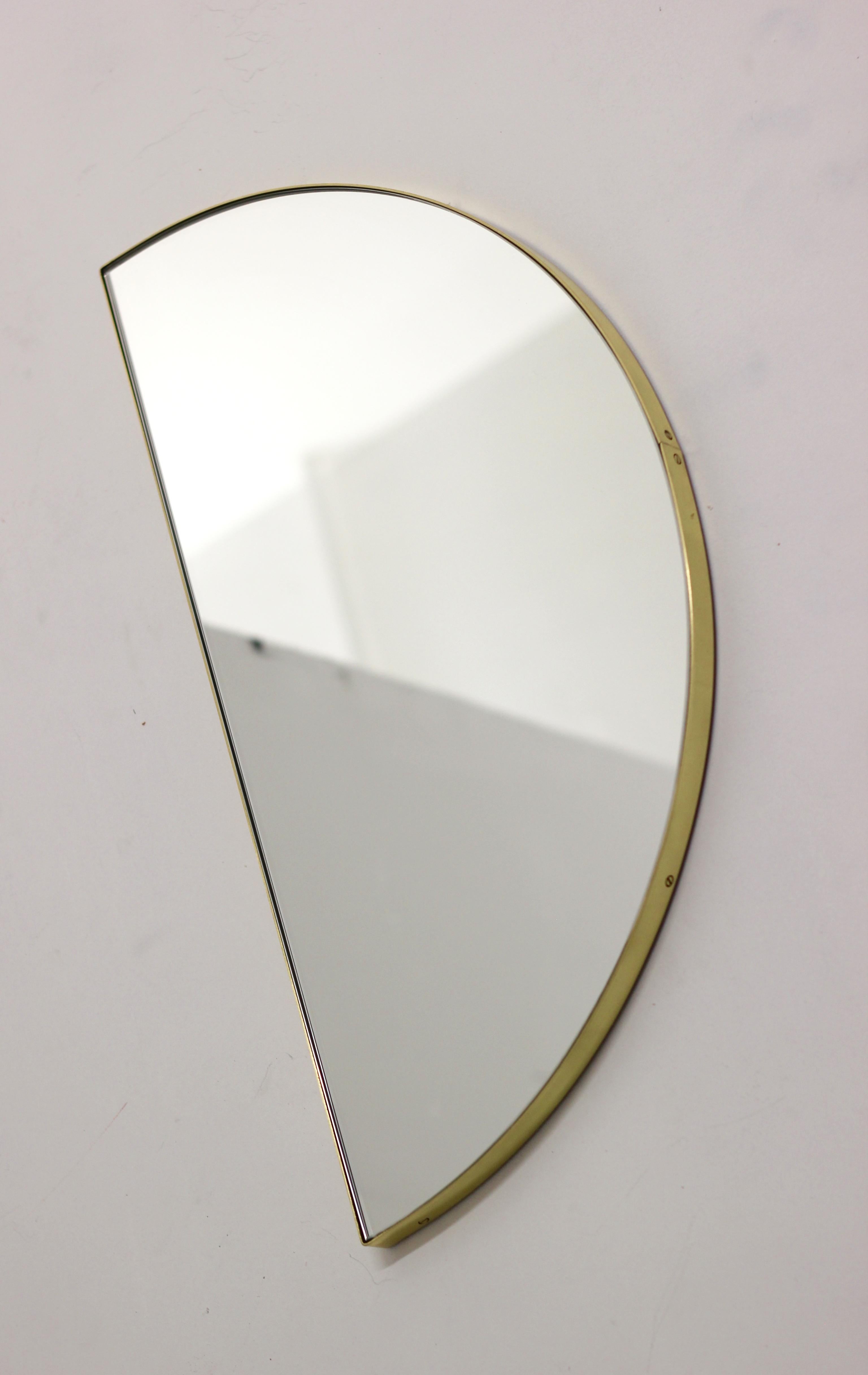 Britannique Miroir semi-circulaire moderne Luna avec cadre en laiton, standard en vente