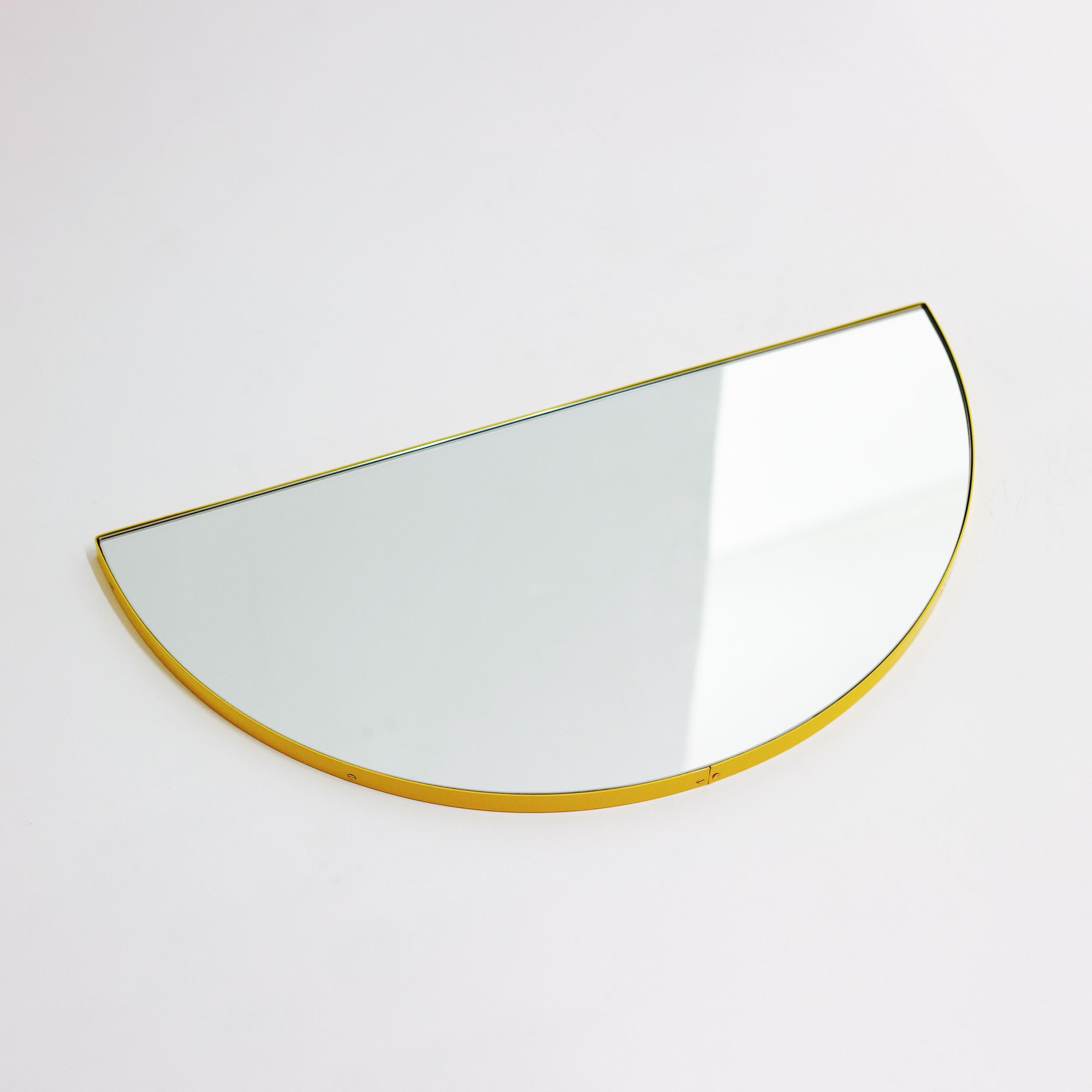 Britannique Miroir semi-circulaire minimaliste Luna avec cadre jaune, XL en vente