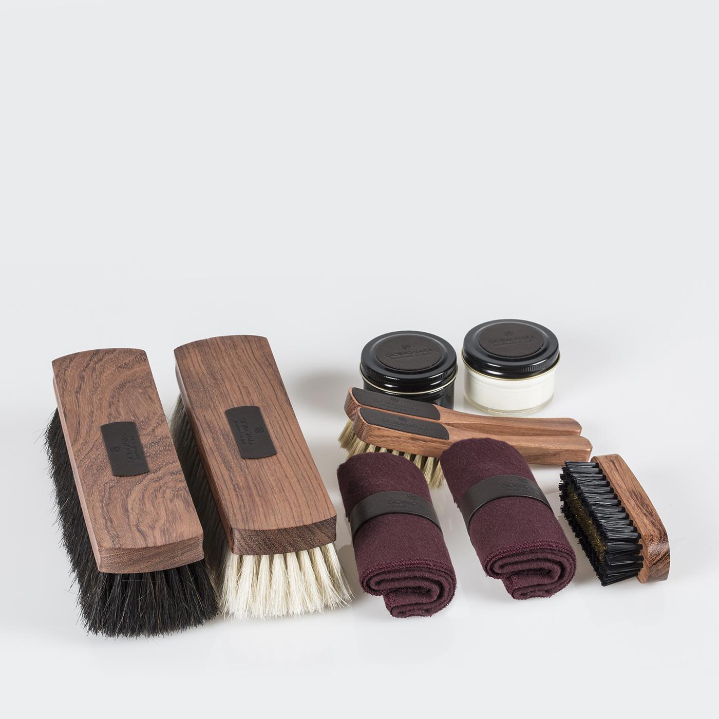 This exquisite shoe care set is a functional piece that, thanks to its expert artisanal crafting, its impeccable design, and the fine materials used, is also an object of decor that will add a precious touch to everyday life. The wooden box and its