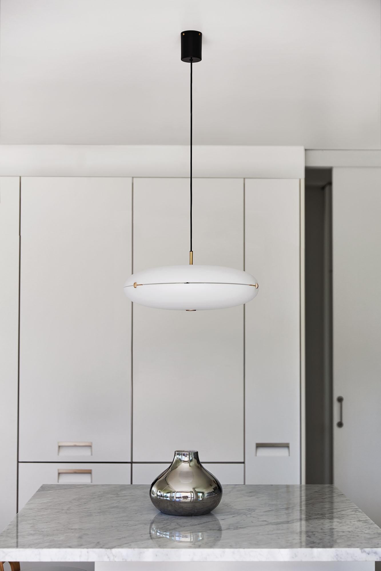 Pendant lamp with polycarbonate shade and brass metallic accents in various finishings, designed by Gio Ponti and re-edited by TATO since 2017.
Bulbs: 3xLED E27-220V or E26-110V (not included).
Junction box additional cover available upon request