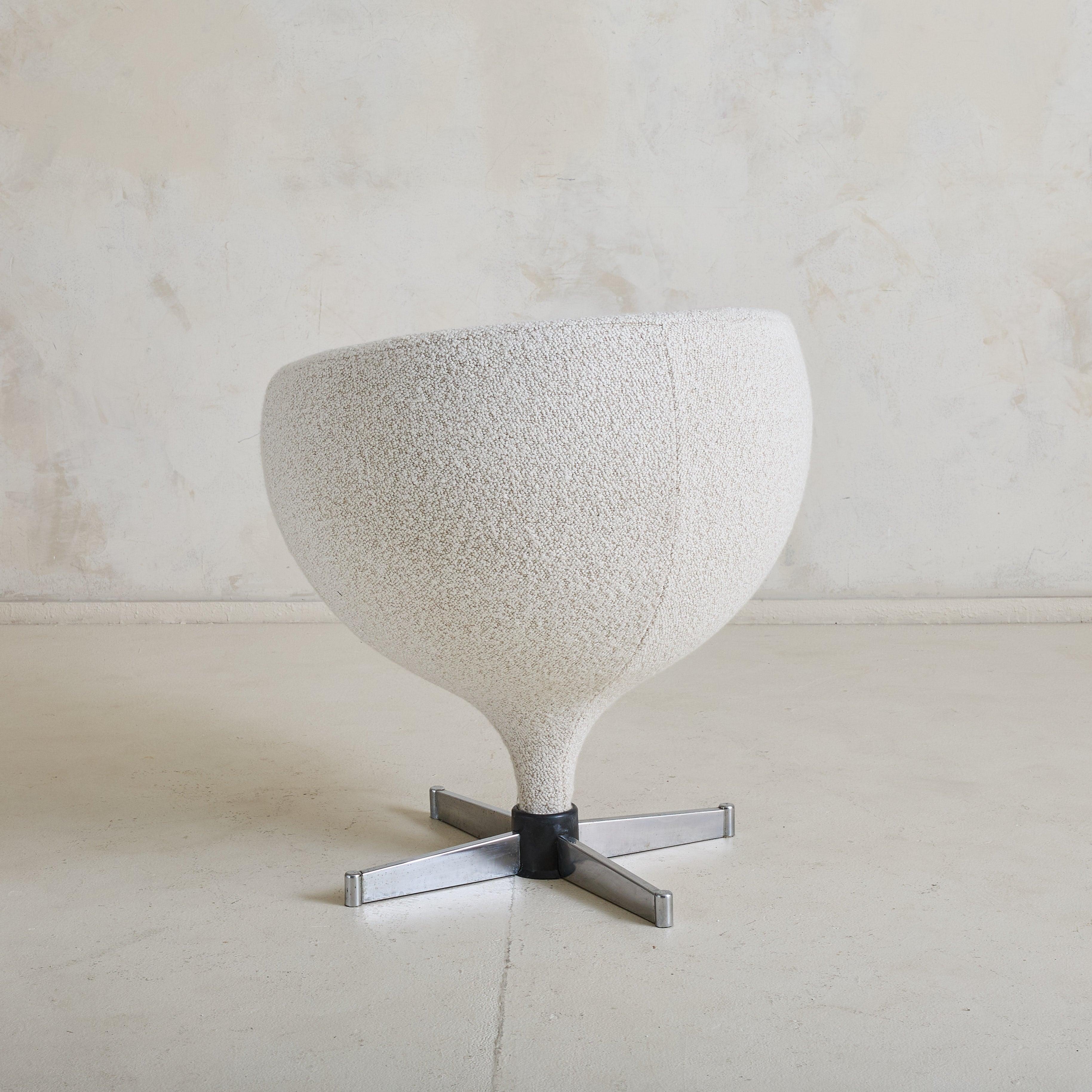 Mid-Century Modern Chaise pivotante 'Luna' en bouclier ivoire par Pierre Guariche pour Meurop, 1967 en vente