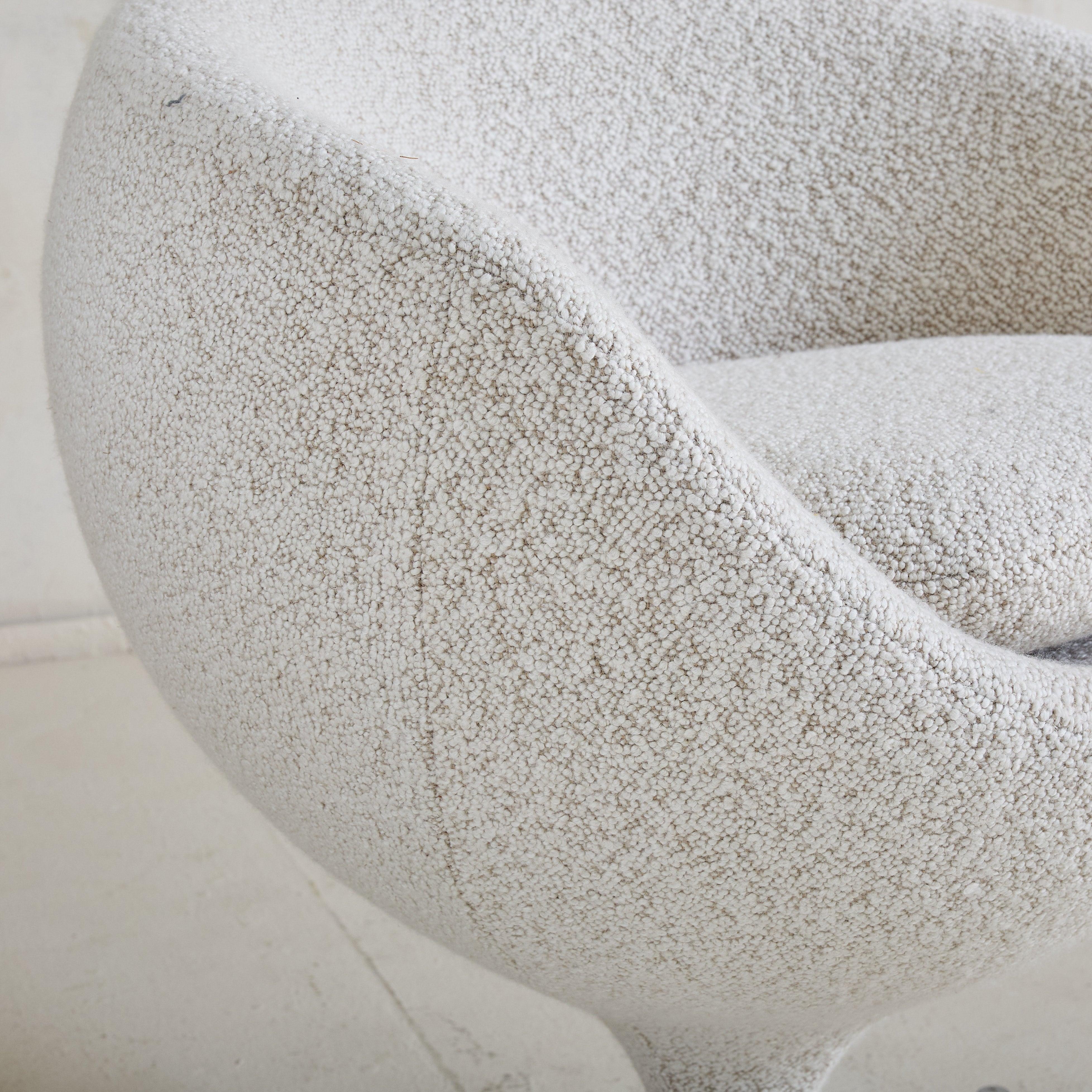 Bouclé Chaise pivotante 'Luna' en bouclier ivoire par Pierre Guariche pour Meurop, 1967 en vente