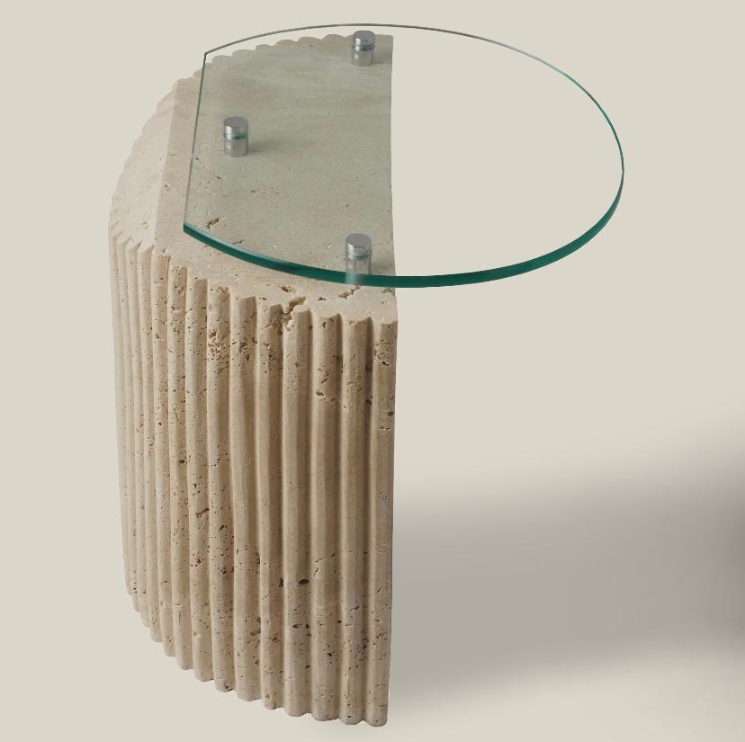 Table d'appoint - table basse LUNA en pierre travertin

Un meuble polyvalent et élégant conçu pour élever n'importe quel espace. Fabriquée à la main en travertin de première qualité, cette table semi-circulaire allie beauté naturelle et