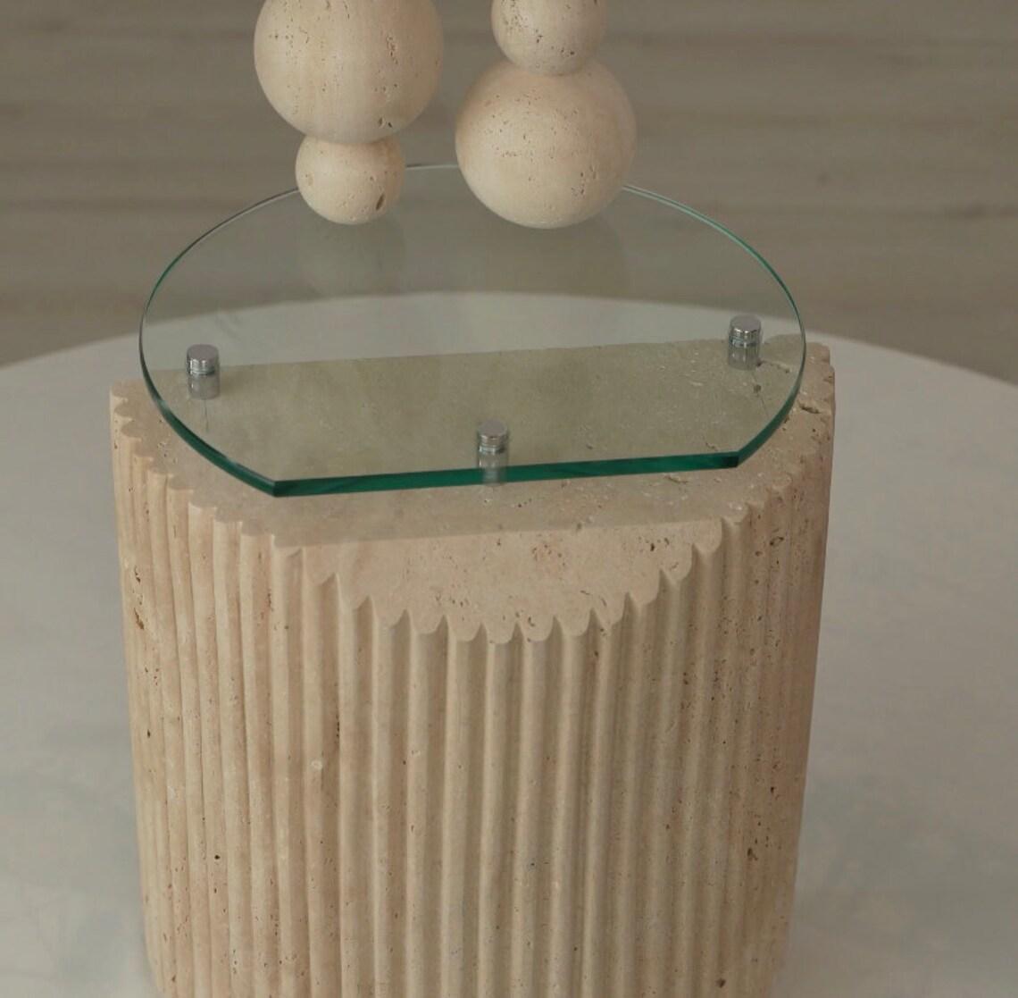 Européen Table d'appoint LUNA avec lumière, sculptée à la main en vente