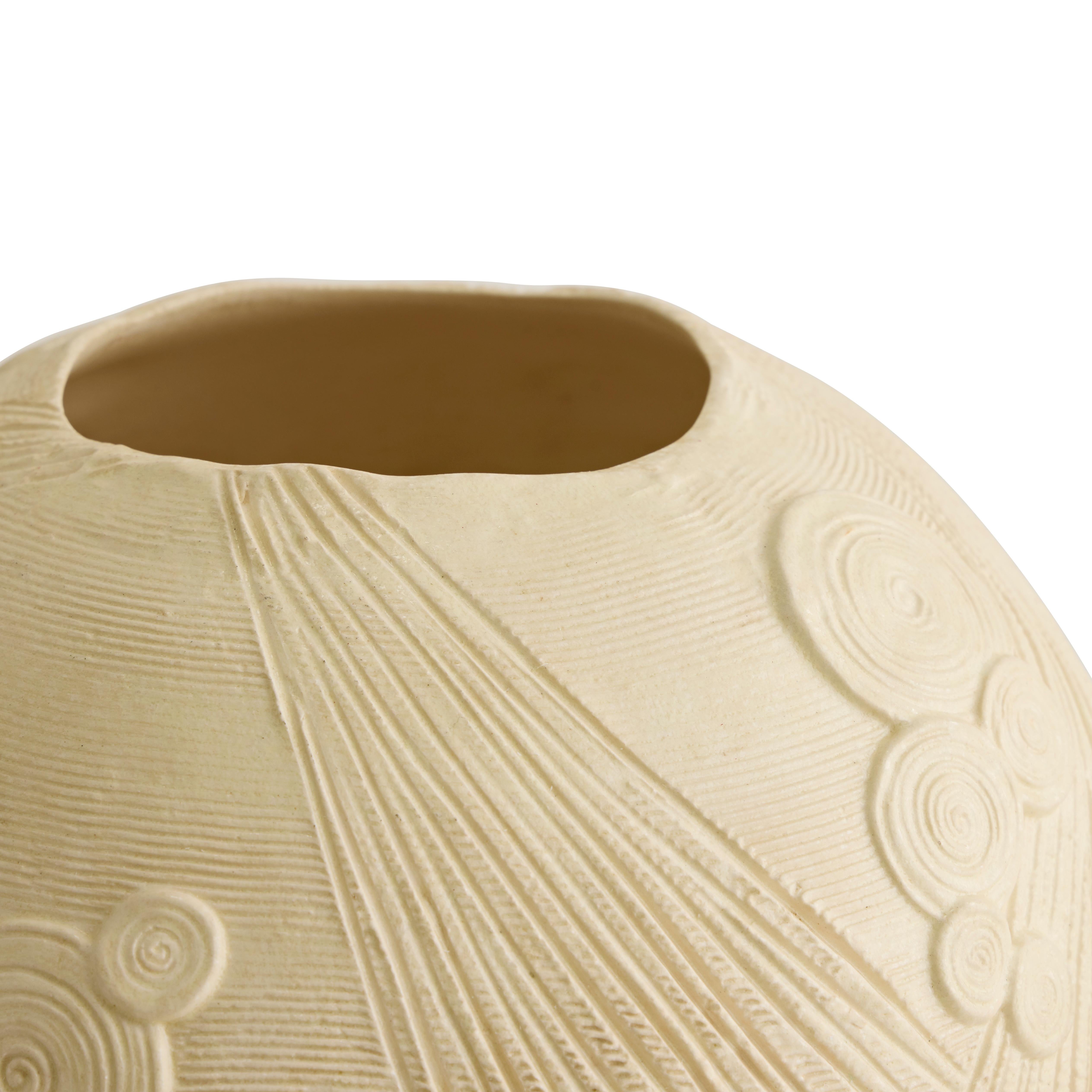 Européen Vase Luna, sculpté à la main en céramique émaillée en vente