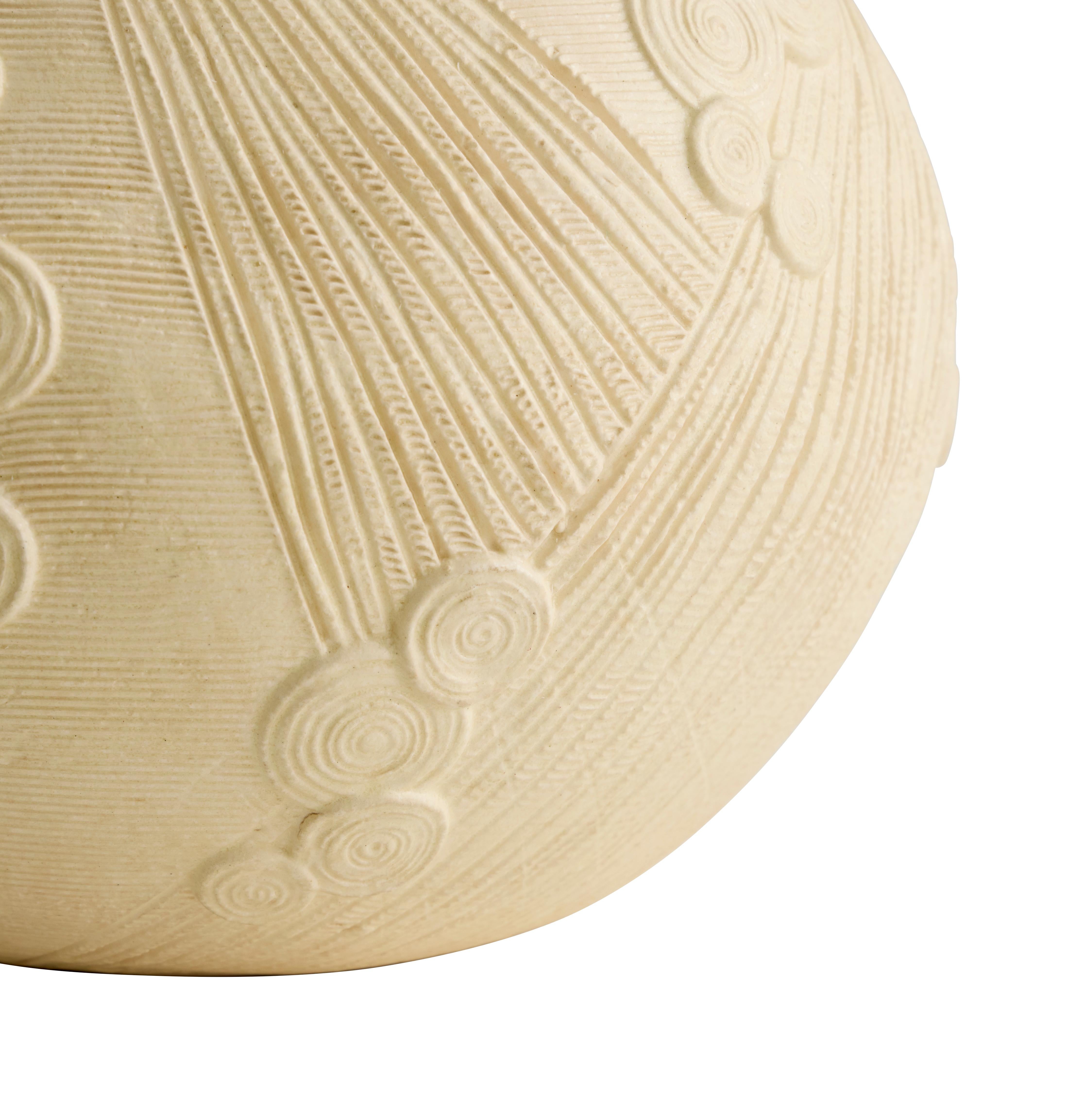 Sculpté Vase Luna, sculpté à la main en céramique émaillée en vente