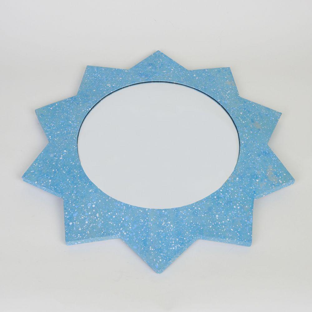 Cachet de l'artiste au verso.

Un miroir multipoints avec miroir convexe, dont le cadre est enveloppé dans le papier peint à la main 