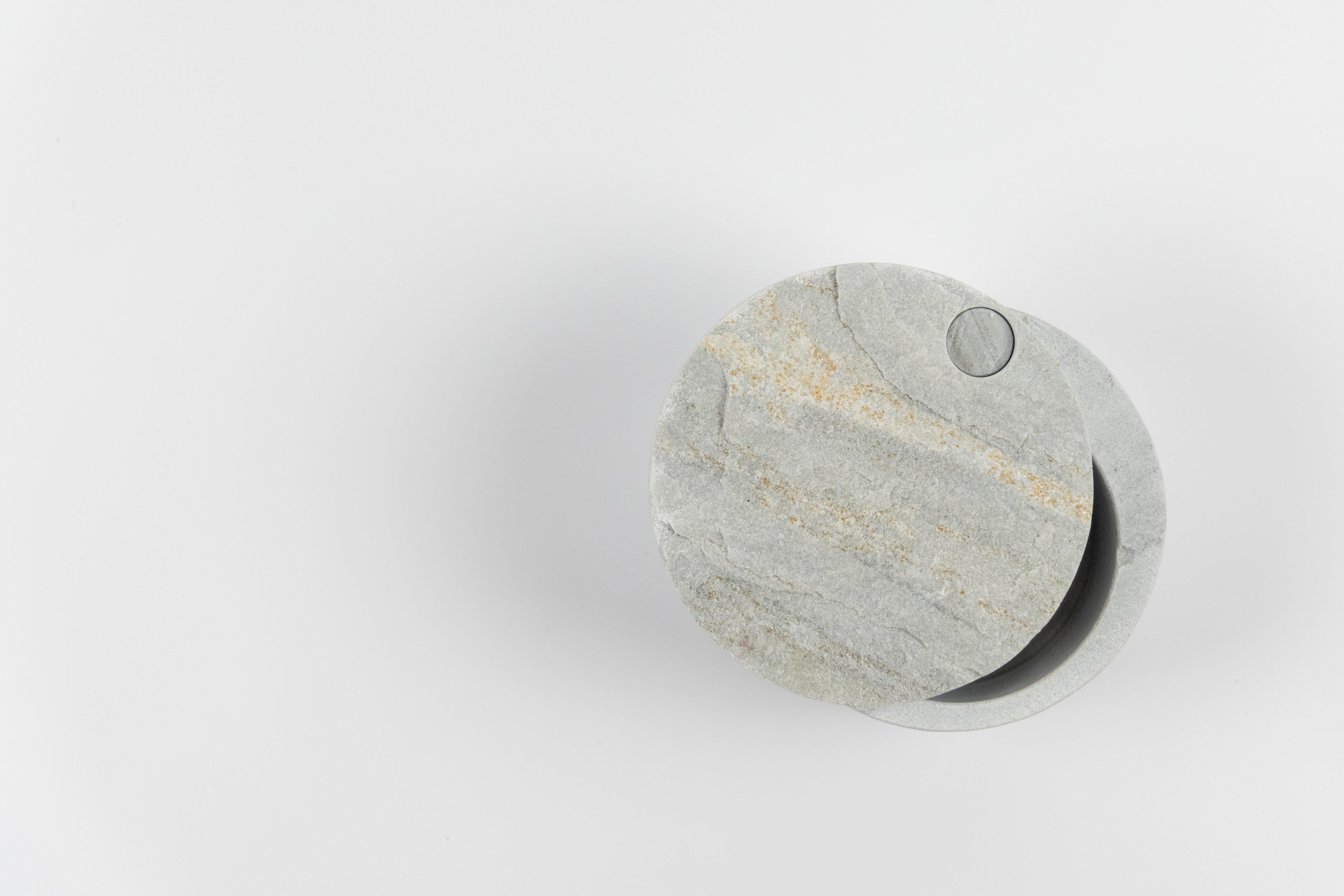 Little Decorative Box 
Trovanti collection 
Author Andrea Scotton Editor Pietre Trovanti

Lunalina evokes the phases of the moon as it is opened and closed. 
The lid and the box allow the stratifications of geological sedimentation to emerge from