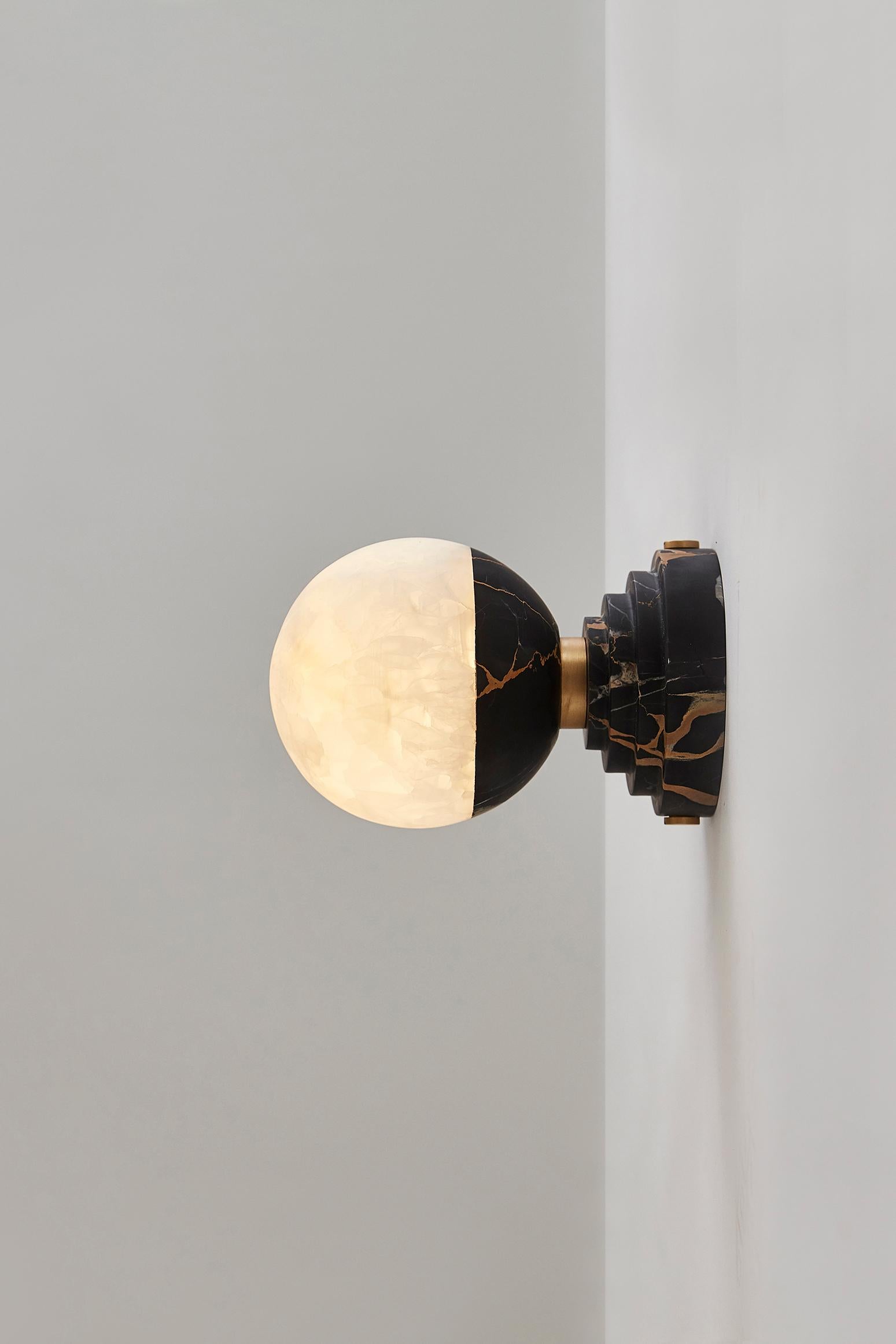 Die leuchtende Onyx-Ampoule, die den Raum mit einem warmen und gemütlichen Licht erhellt, ist eine Liebeserklärung an den silbernen Mond, die so viele Dichter und Künstler inspiriert hat. Lunar steht auf einem Marmorsockel (verfügbar in Grand
