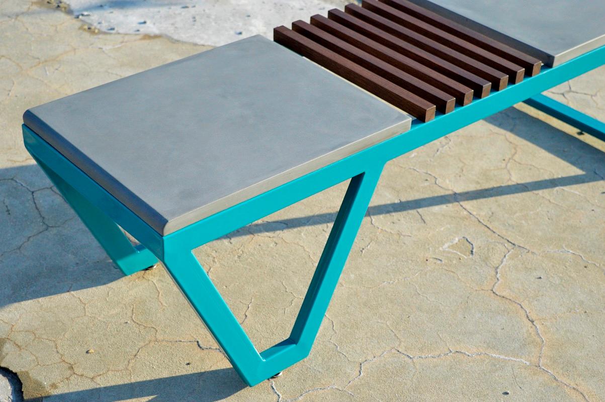 Lunar Bench von Cauv Design Stahl / Beton / Holz für den Innen- oder Außenbereich (amerikanisch) im Angebot
