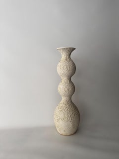 Skulpturale Steinzeugvase „Lunar Bloom“ mit Struktur von Maku Ceramic