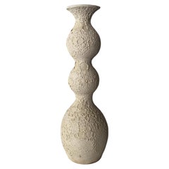 Vaso scultoreo in gres con finitura ruvida “Lunar Bloom” di Maku Ceramic