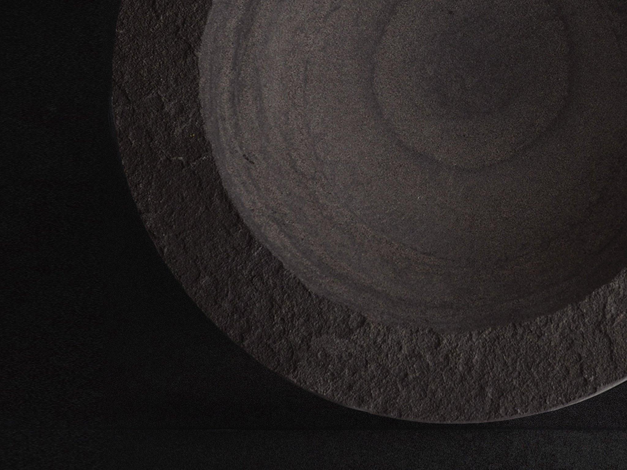 Mid-Century moderno Lunar Bowl, ciotola in pietra marrone scolpita a mano da Brendan Tadler in vendita