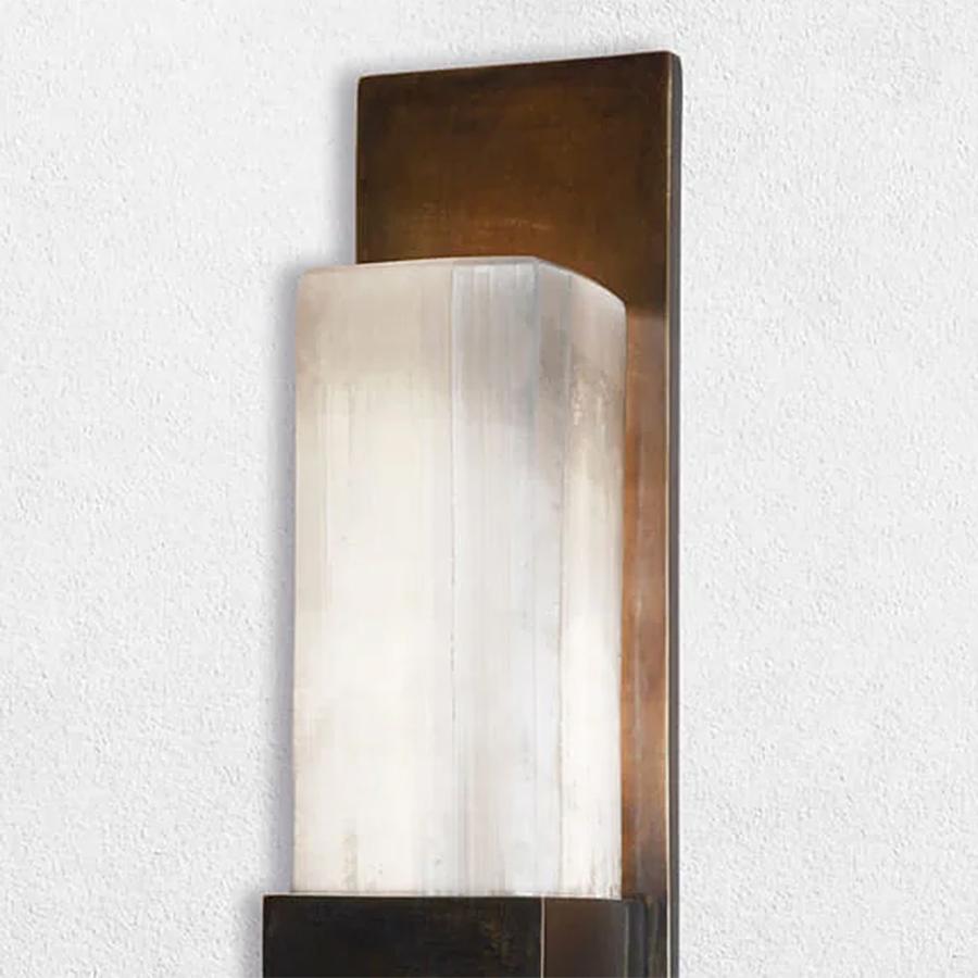 Aplique Bronce Lunar con bronce macizo
estructura en acabado bronce oscuro y piedra lunar
pantalla. 1 Bombilla, portalámparas tipo G9, 3W/220V, 
regulable. Regulador de intensidad no incluido. Bombilla no incluida.
También disponible bajo pedido en