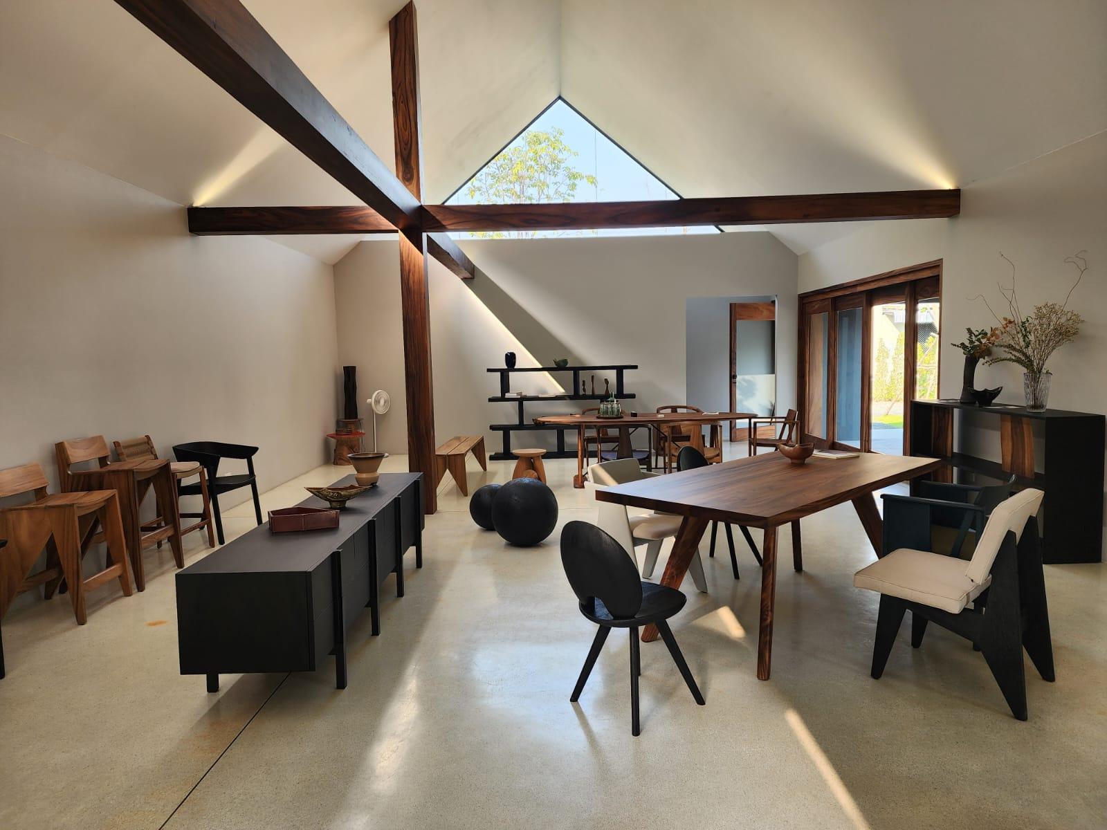 Silla Lunar, Negro Carbón Madera de vaina de mono en venta 1