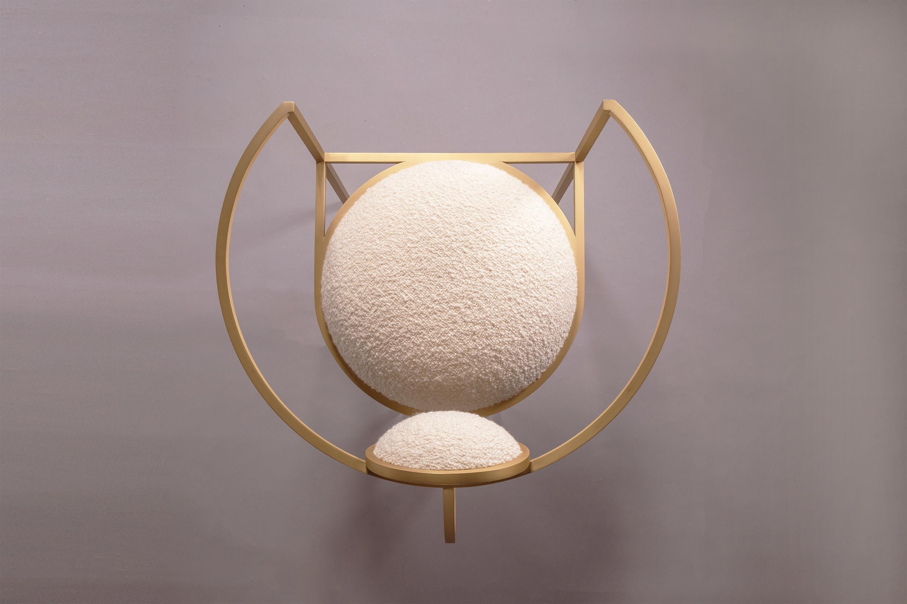 Lunar Chair aus cremefarbenem Boucle-Wollstoff und gebürstetem Messing, von Lara Bohinc (Moderne) im Angebot