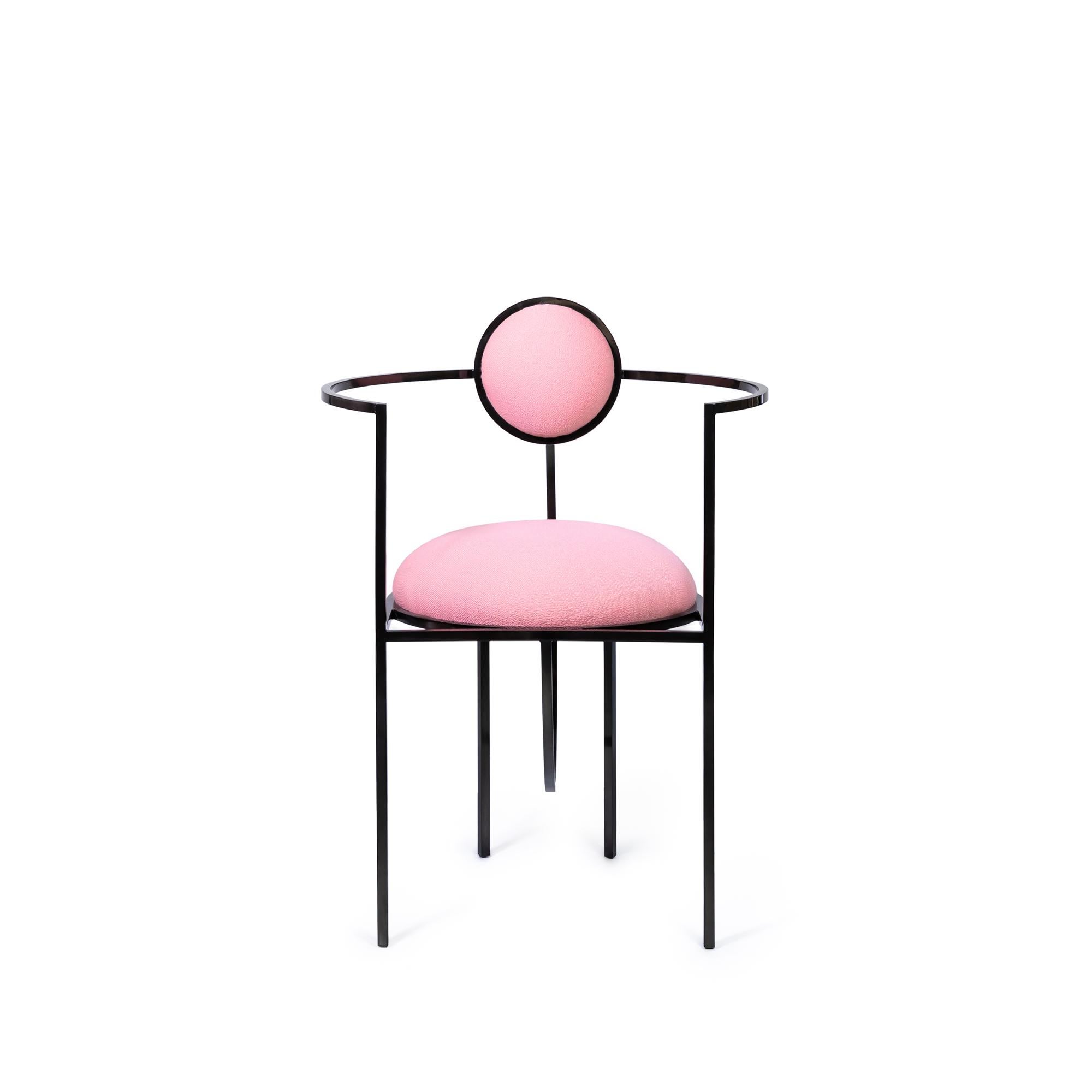 Dies ist das erste Mal, dass sich Bohinc mit einem Design-Favoriten beschäftigt: dem Stuhl.

In der Kollektion entwickelt Lara Bohinc ihre Sternmotive weiter, indem sie sich von Planeten- und Mondbahnen inspirieren lässt, deren gravitationsbedingt