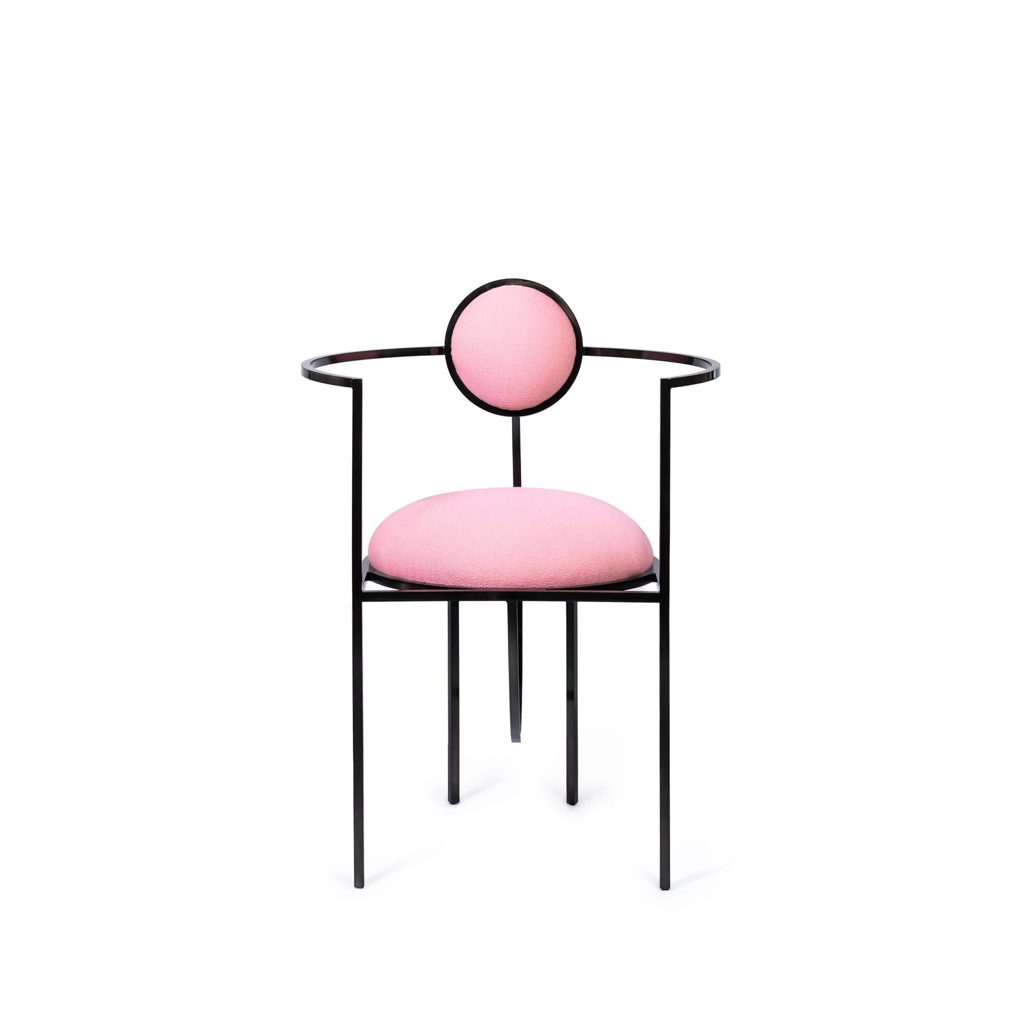 Es la primera vez que Bohinc explora un favorito del diseño: la silla.

En la colección, Lara Bohinc desarrolla sus temas estelares, inspirándose en las órbitas planetarias y lunares, cuyas trayectorias curvadas gravitatoriamente impulsan las líneas