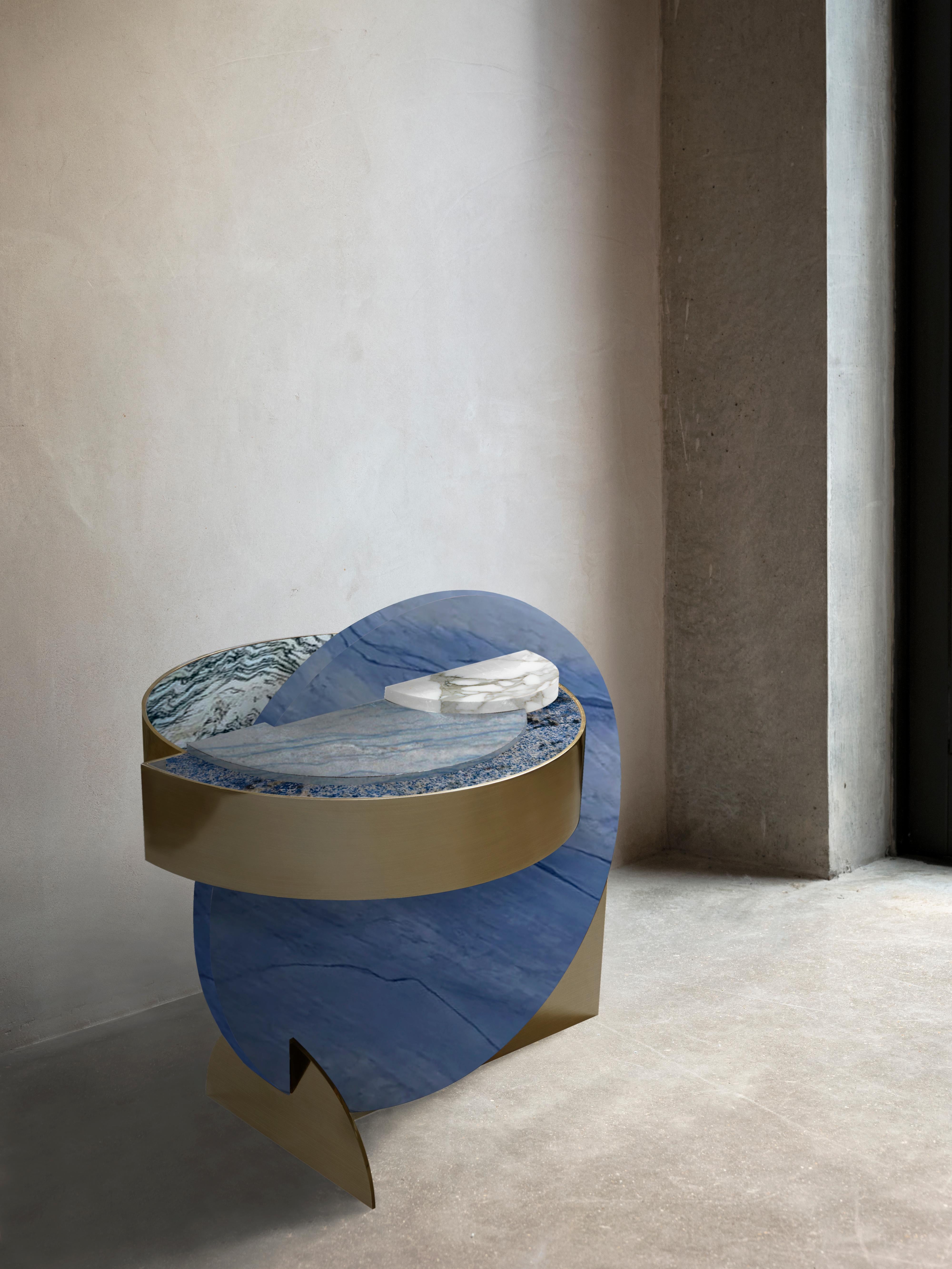 Britannique Table d'appoint Lunar Full Moon Blue Azul en marbre et laiton, géométrique, de Lara Bohinc en vente