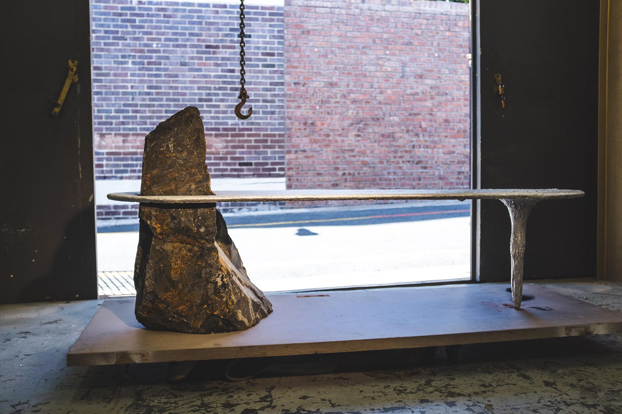 Panchina Lunar in edizione limitata in alluminio di Jesse Ede
Edizione limitata di 5 pezzi + 1P
Dimensioni: D 190 x L 45 x H 65 cm.
Materiali: Alluminio.

Lunar Bench è una panchina per interni/esterni realizzata con una combinazione di alluminio